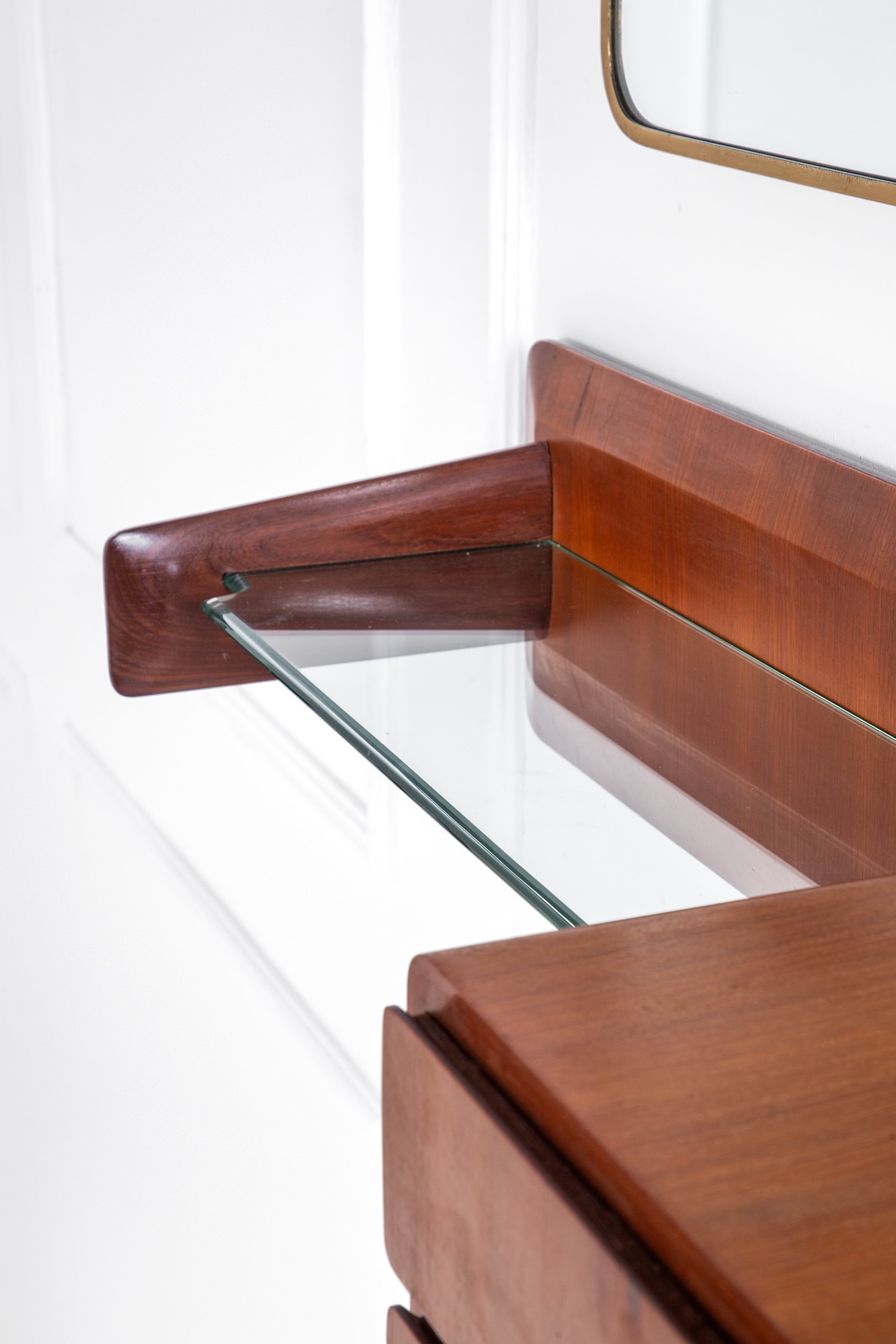 Console pensile con specchiera, legno impiallacciato sagomato, cristallo molato e ottone, circa 1...