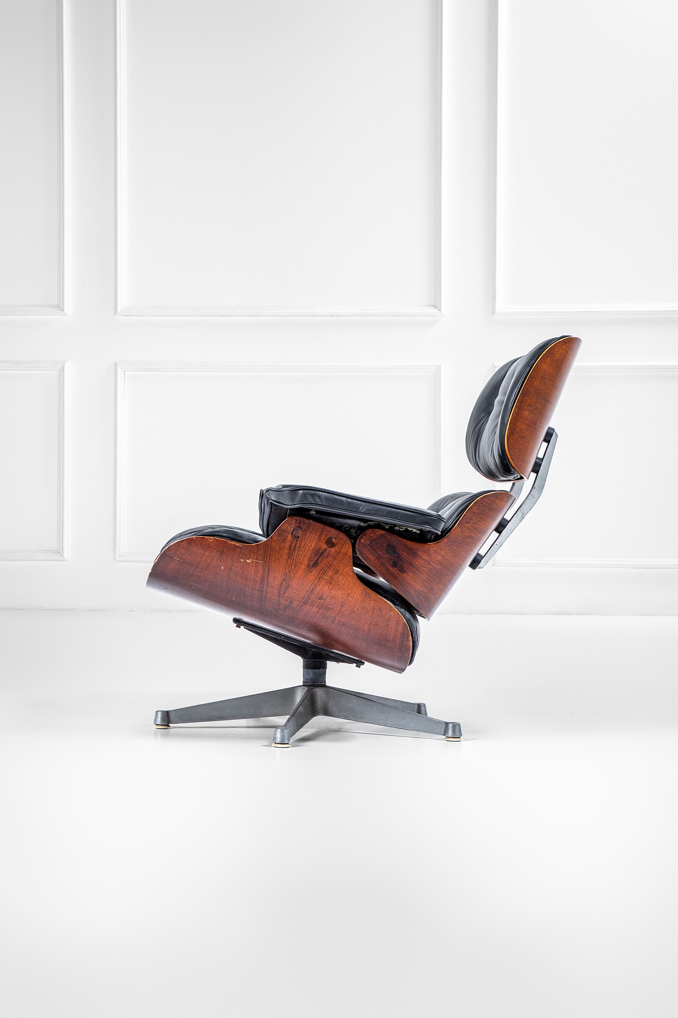 Charles e Ray Eames - Poltrona mod. 670 (progetto 1956, edizione ca. 1970), alluminio pressofuso,...