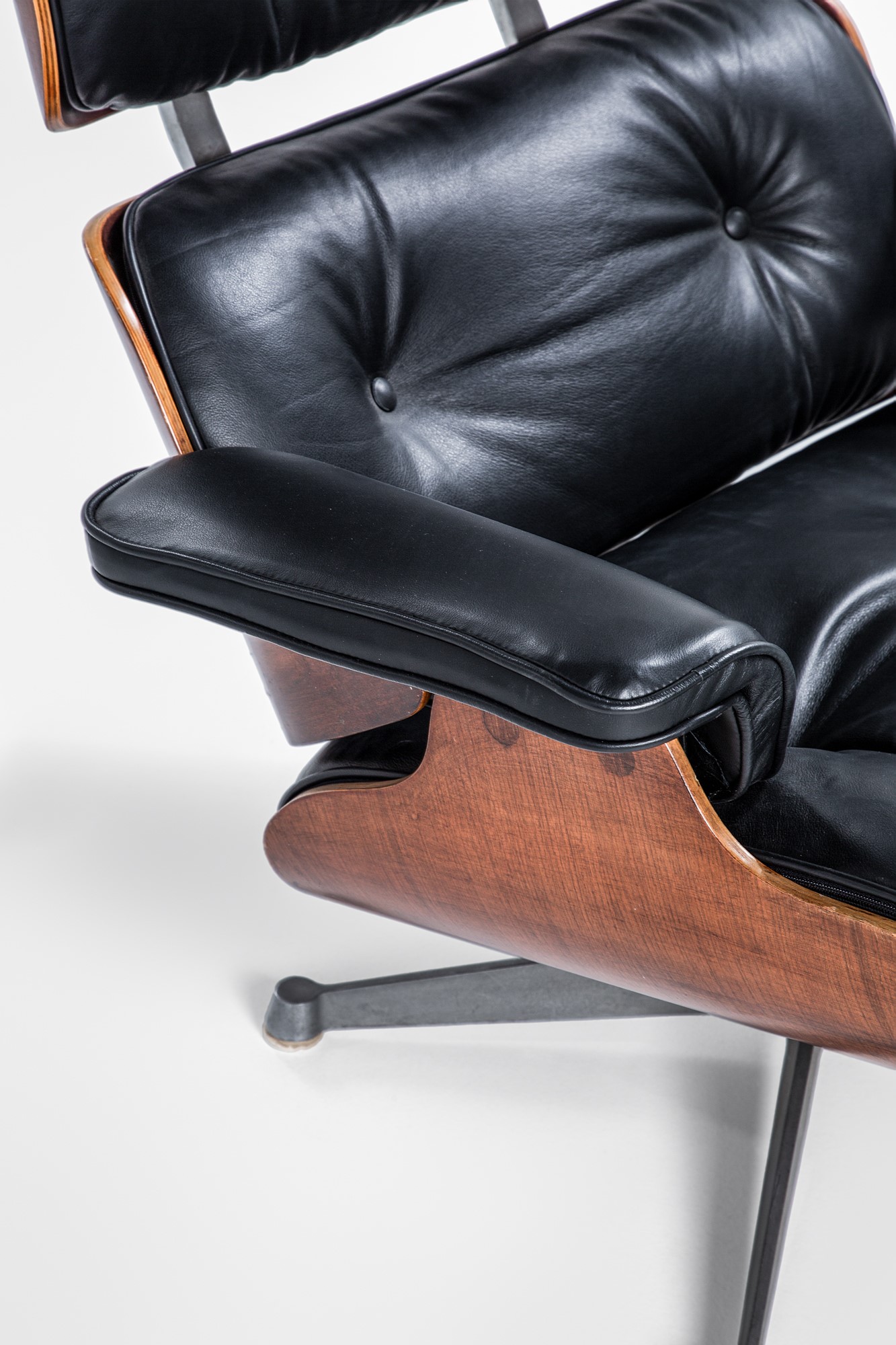 Charles e Ray Eames - Poltrona mod. 670 (progetto 1956, edizione ca. 1970), alluminio pressofuso,...