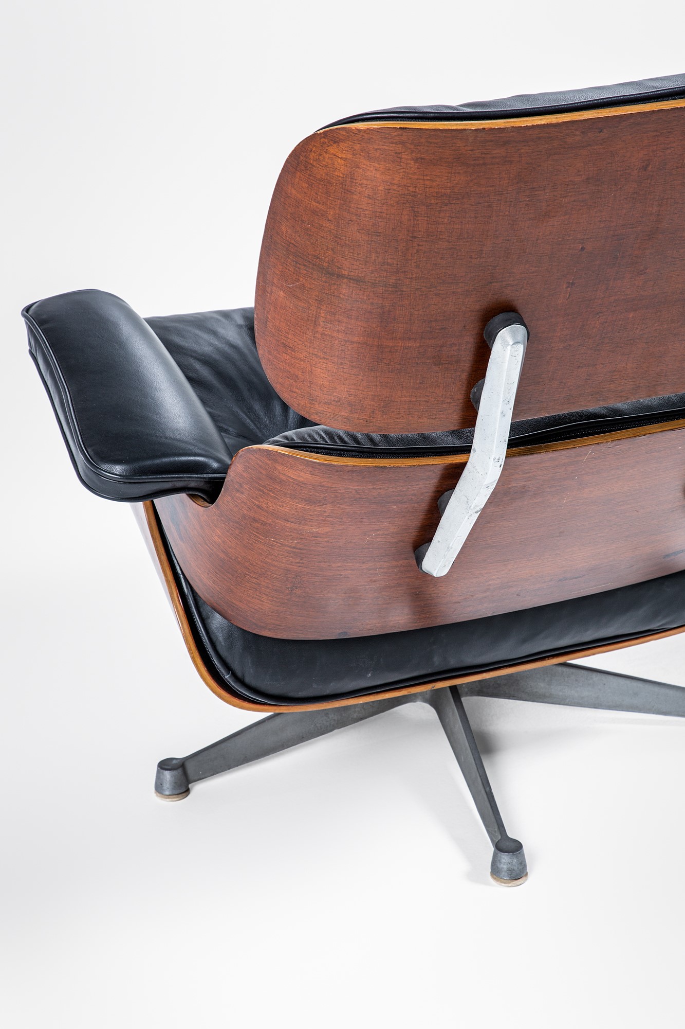 Charles e Ray Eames - Poltrona mod. 670 (progetto 1956, edizione ca. 1970), alluminio pressofuso,...