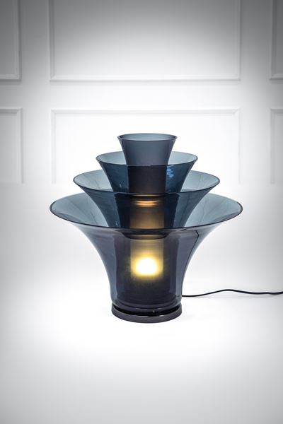 Lampada da tavolo mod. Adel in vetro fumé e metallo nichelato