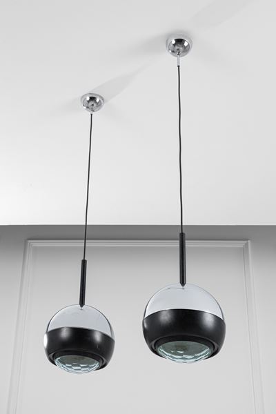 Due lampade a sospensione mod. 1230, metallo cromato e verniciato, cristallo molato
