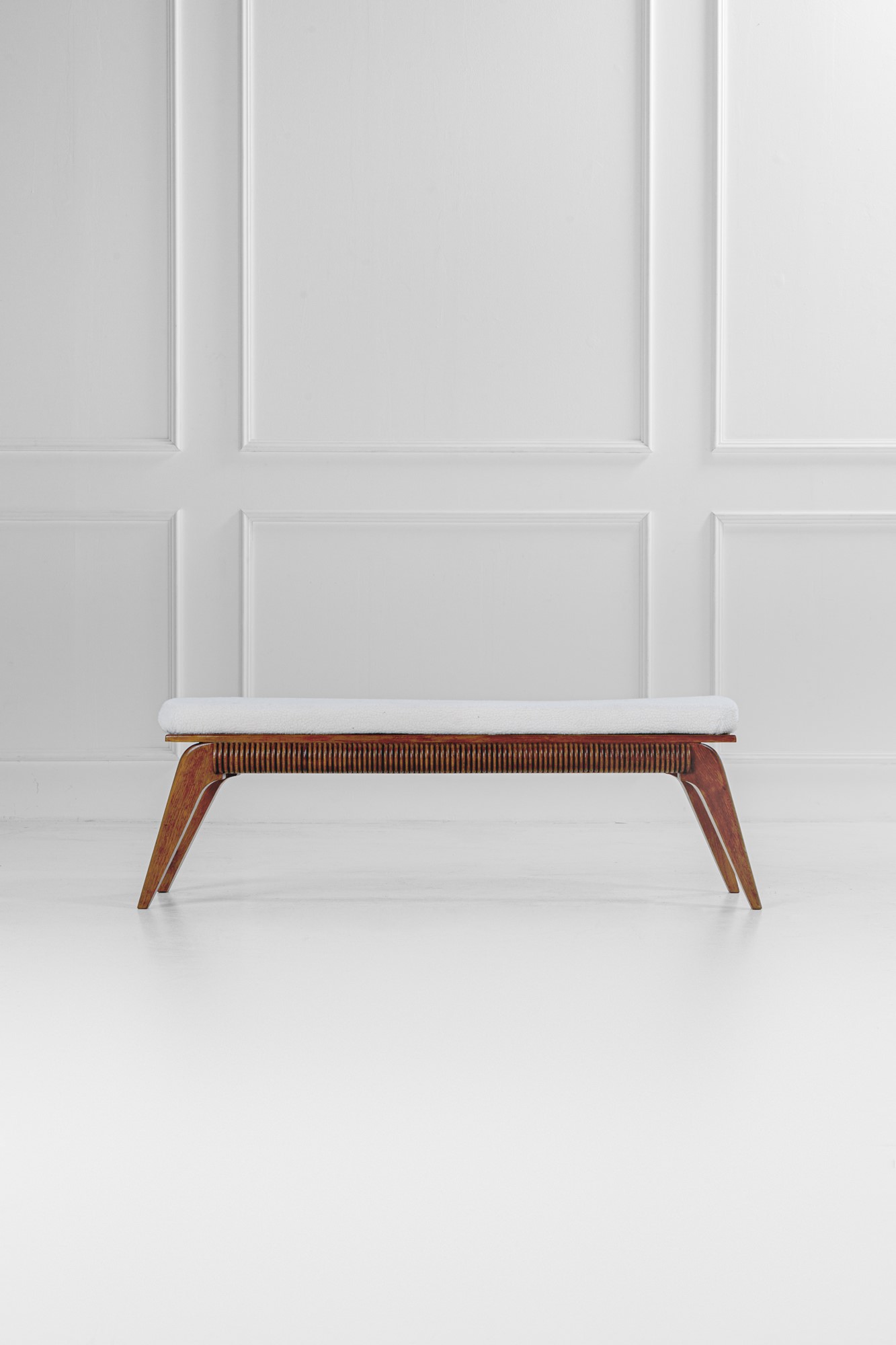 Vittorio Valabrega - Panca in legno massello scolpito con rivestimento in tessuto bouclé, circa 1...