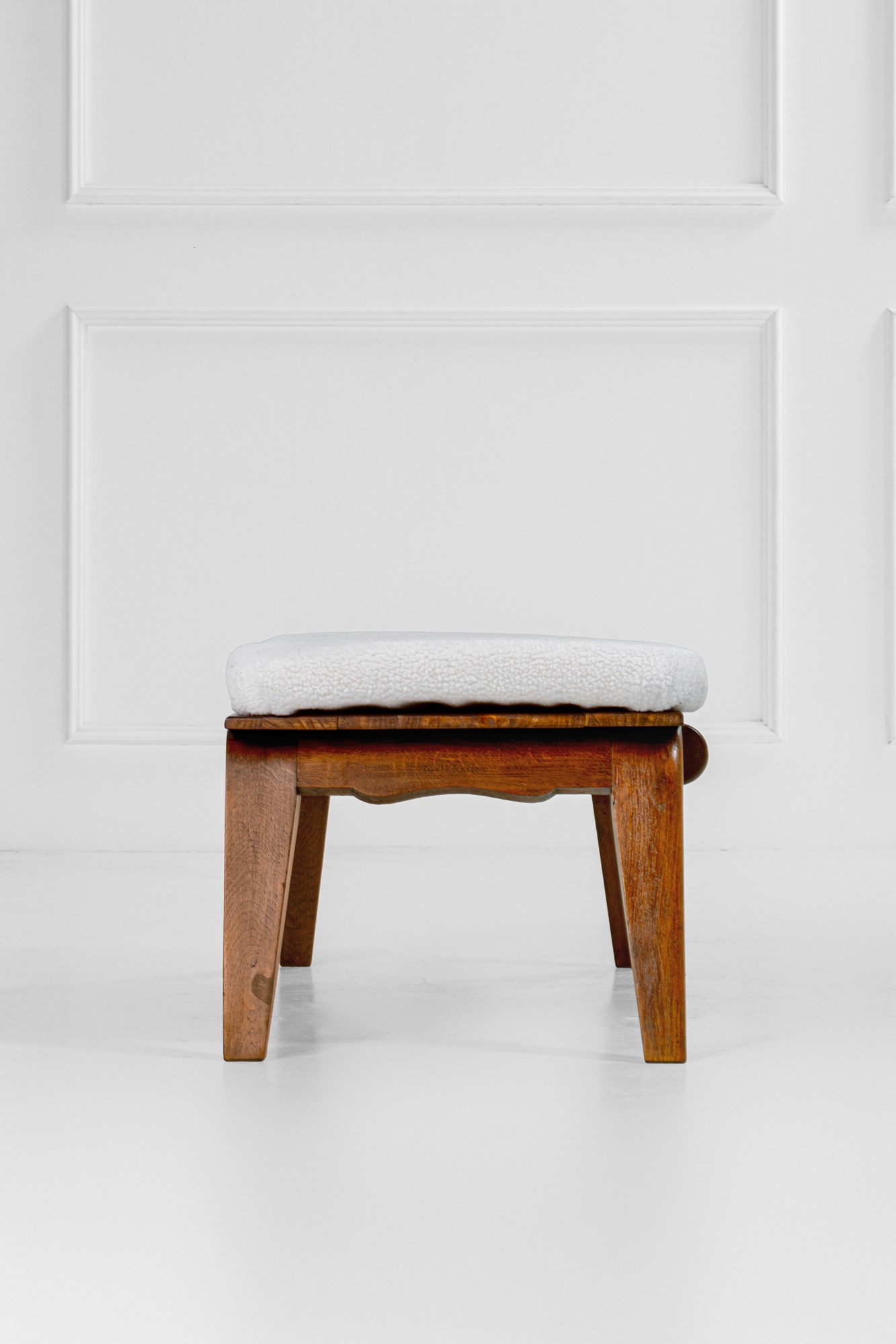 Vittorio Valabrega - Panca in legno massello scolpito con rivestimento in tessuto bouclé, circa 1...