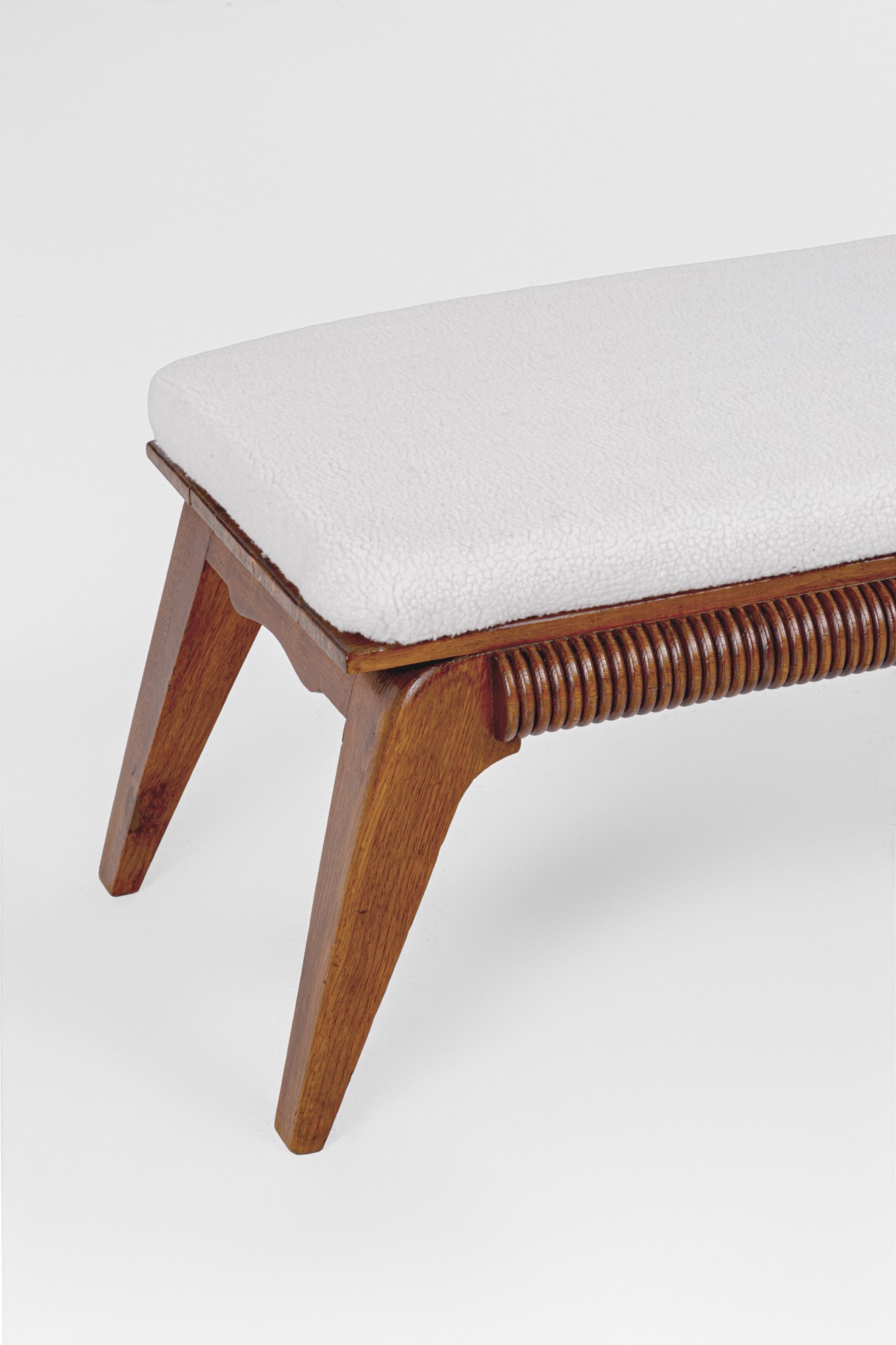 Vittorio Valabrega - Panca in legno massello scolpito con rivestimento in tessuto bouclé, circa 1...