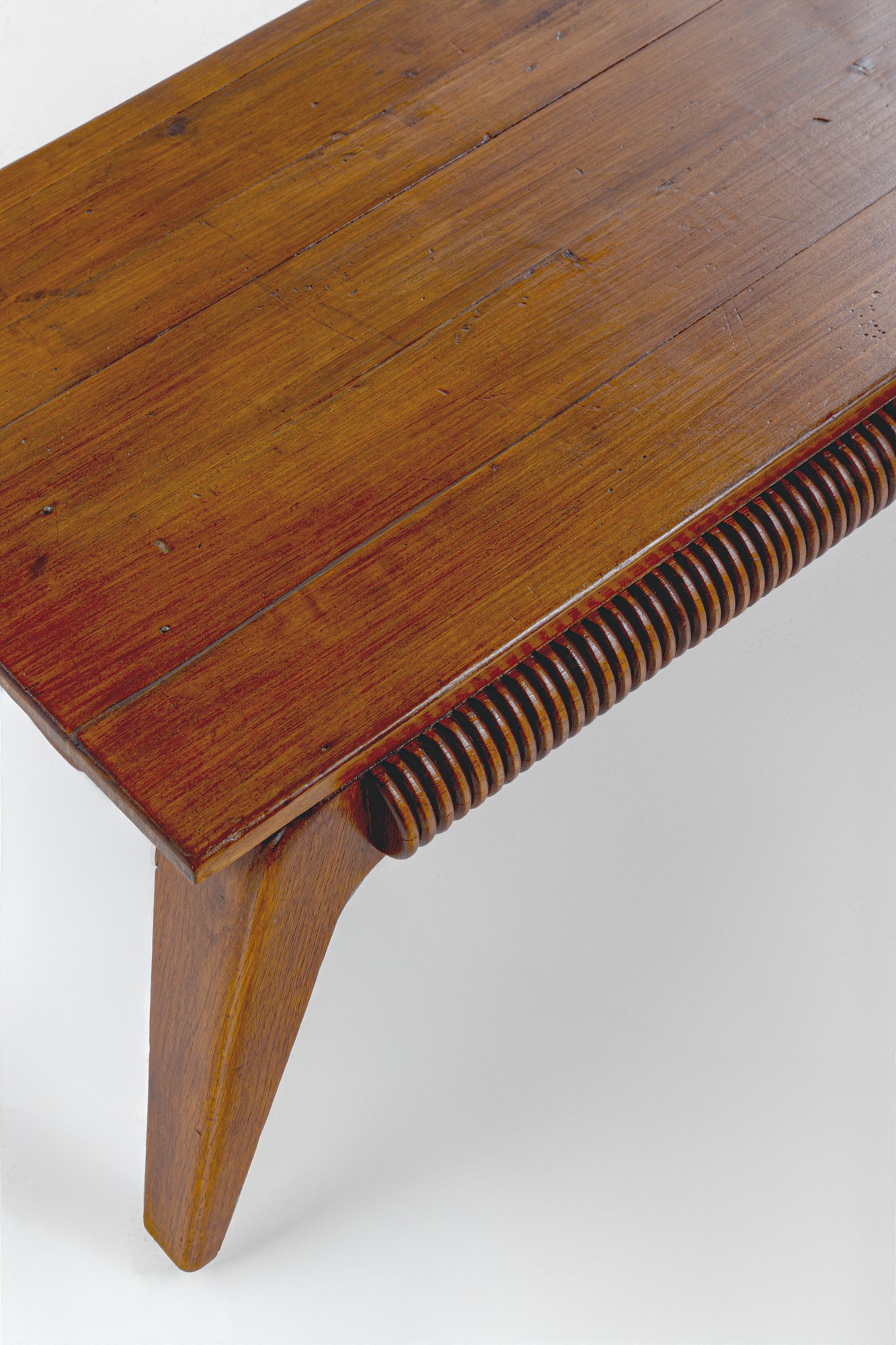 Vittorio Valabrega - Panca in legno massello scolpito con rivestimento in tessuto bouclé, circa 1...