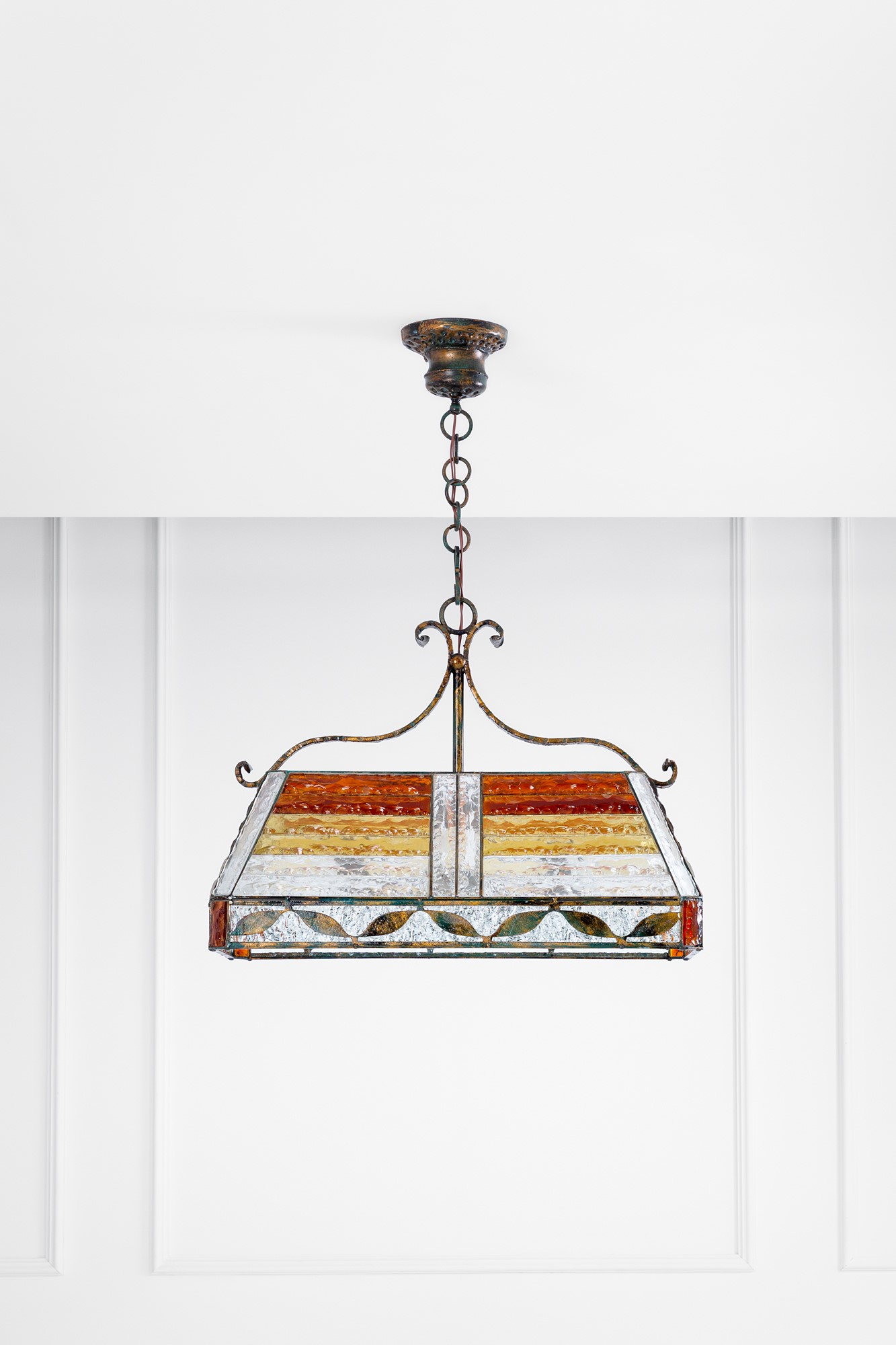 Grande lampada da biliardo, metallo e vetro colorato (trasparente lavorato a spacco), ca. 1970