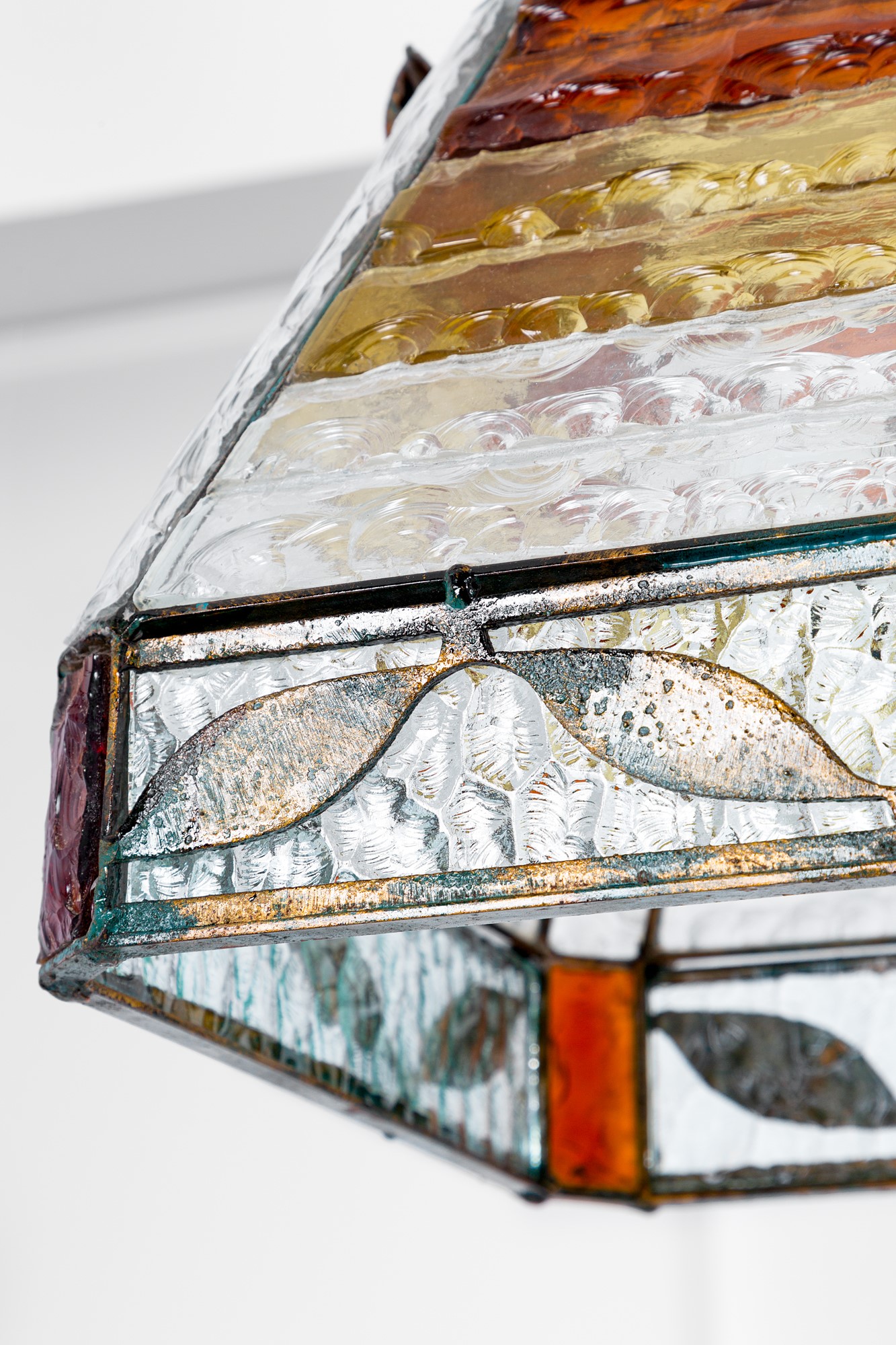 Grande lampada da biliardo, metallo e vetro colorato (trasparente lavorato a spacco), ca. 1970