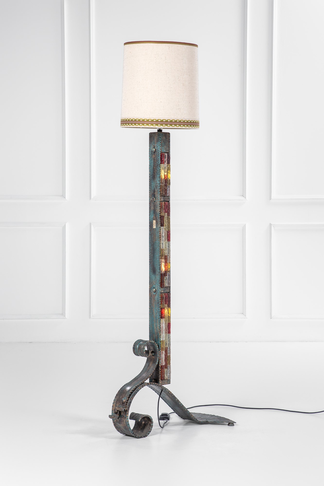 Poliarte (attr.) - Lampada da terra in metallo martellato e vetro colorato