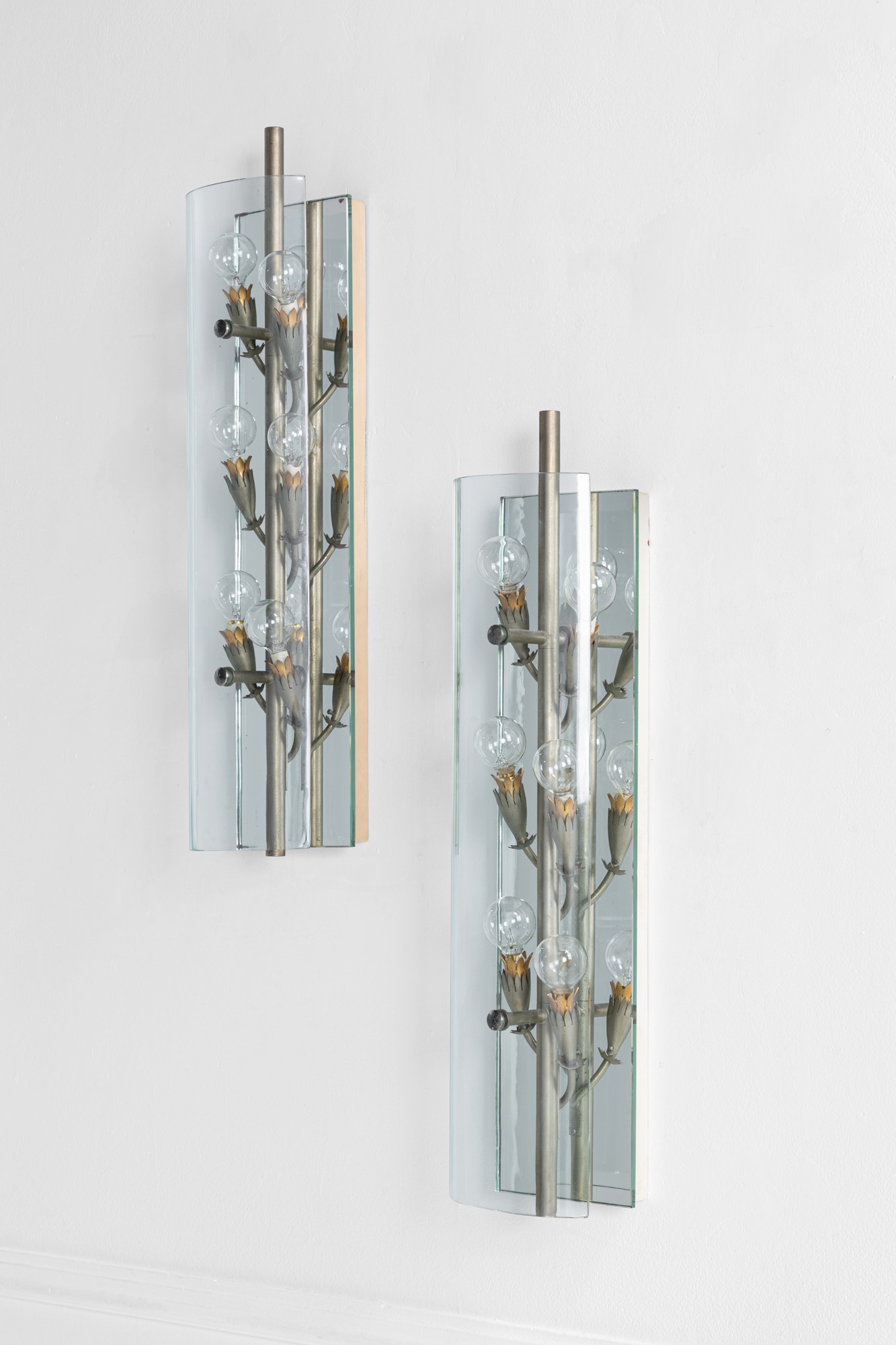 Due grandi lampade da parete