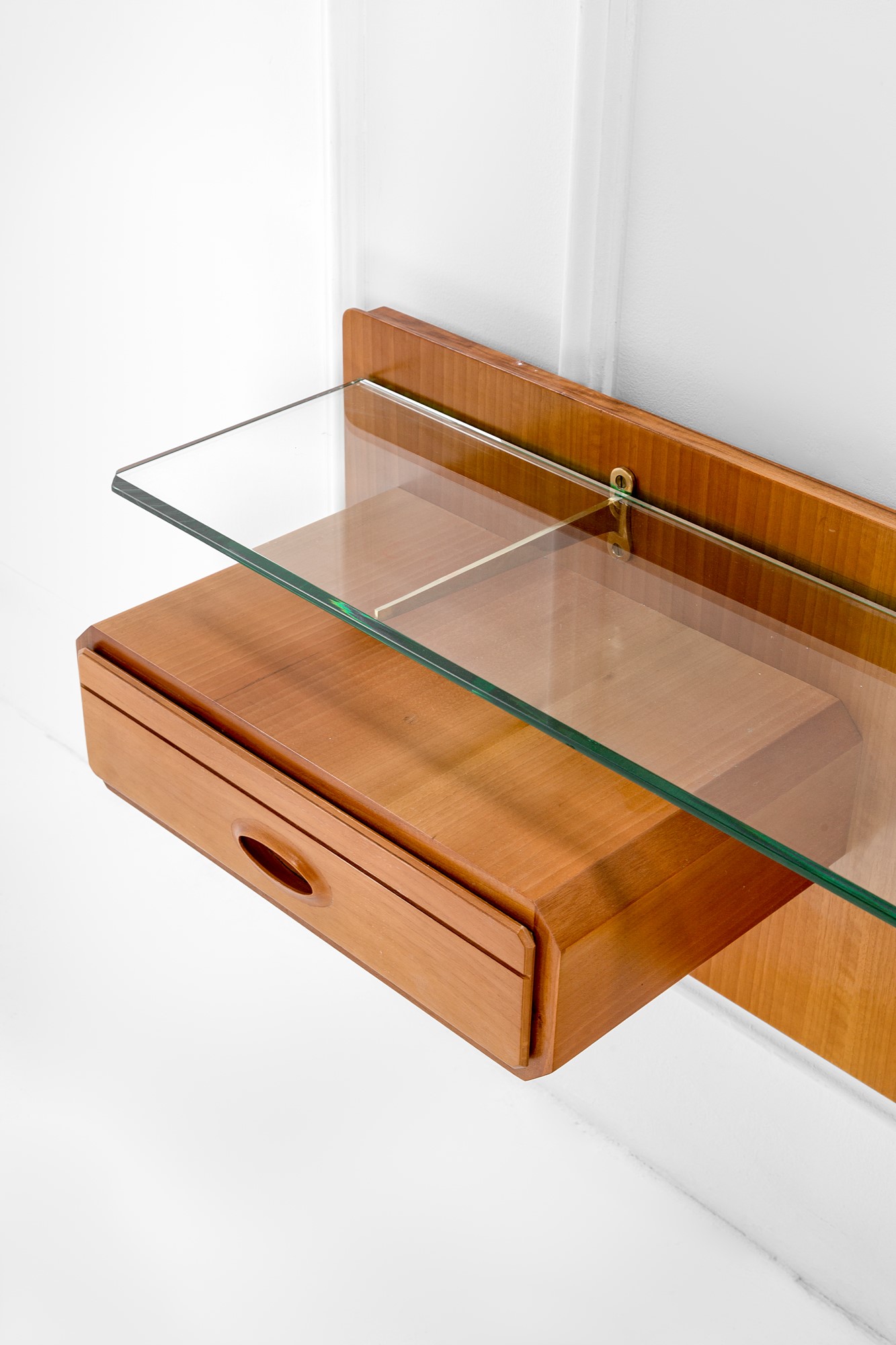 Console pensile con tre cassetti, legno impiallacciato e massello, cristallo molato, ottone, circ...