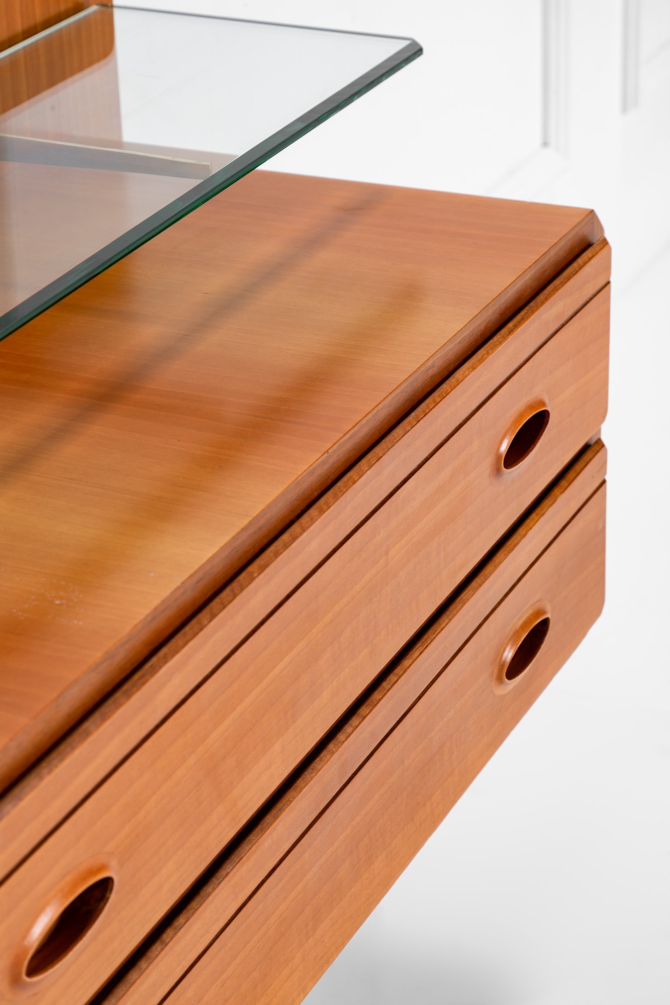 Console pensile con tre cassetti, legno impiallacciato e massello, cristallo molato, ottone, circ...