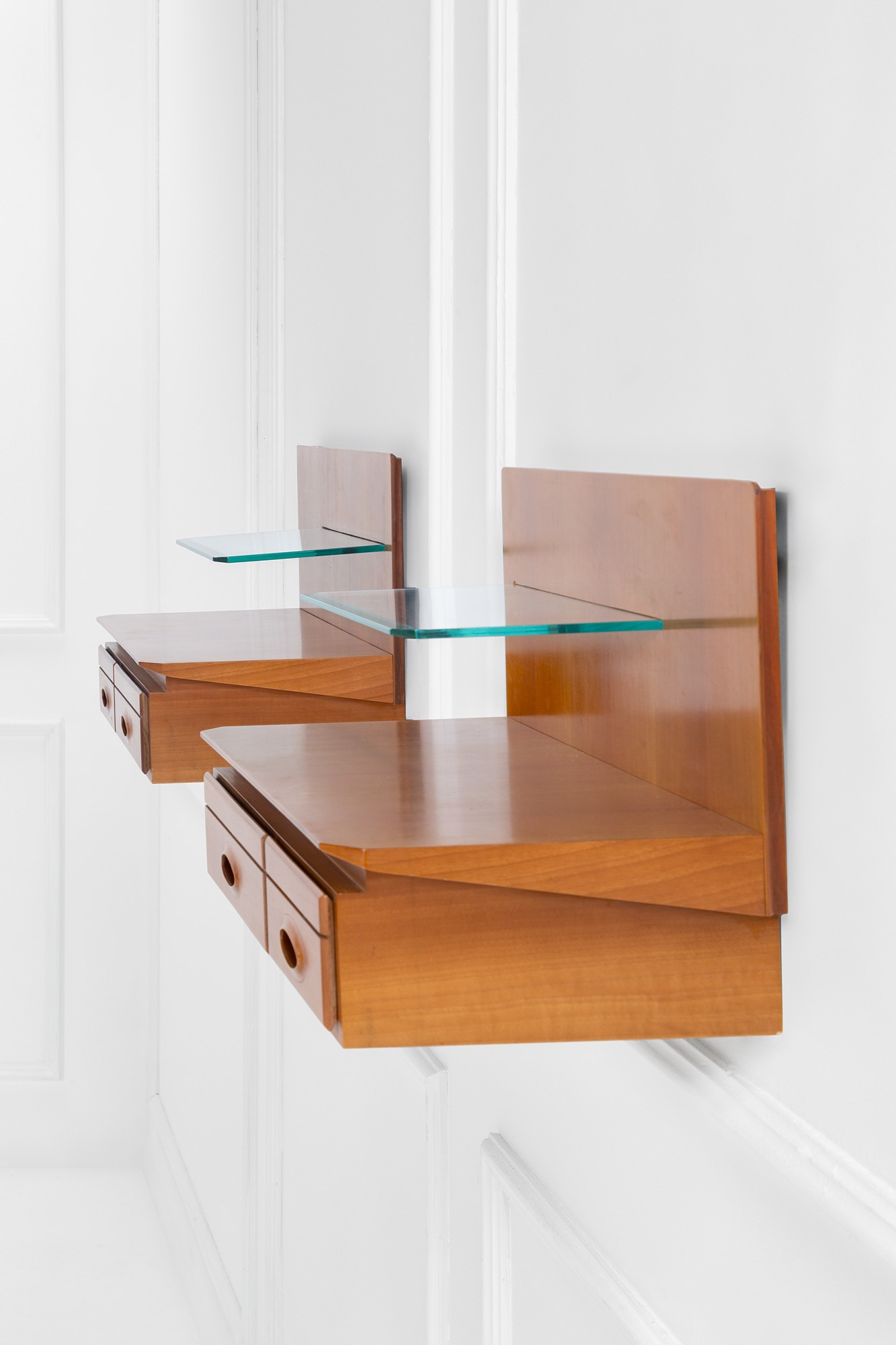 Mobiletto pensile, coppia di comodini in legno impiallacciato con inserto in vetro (ca. 1960)