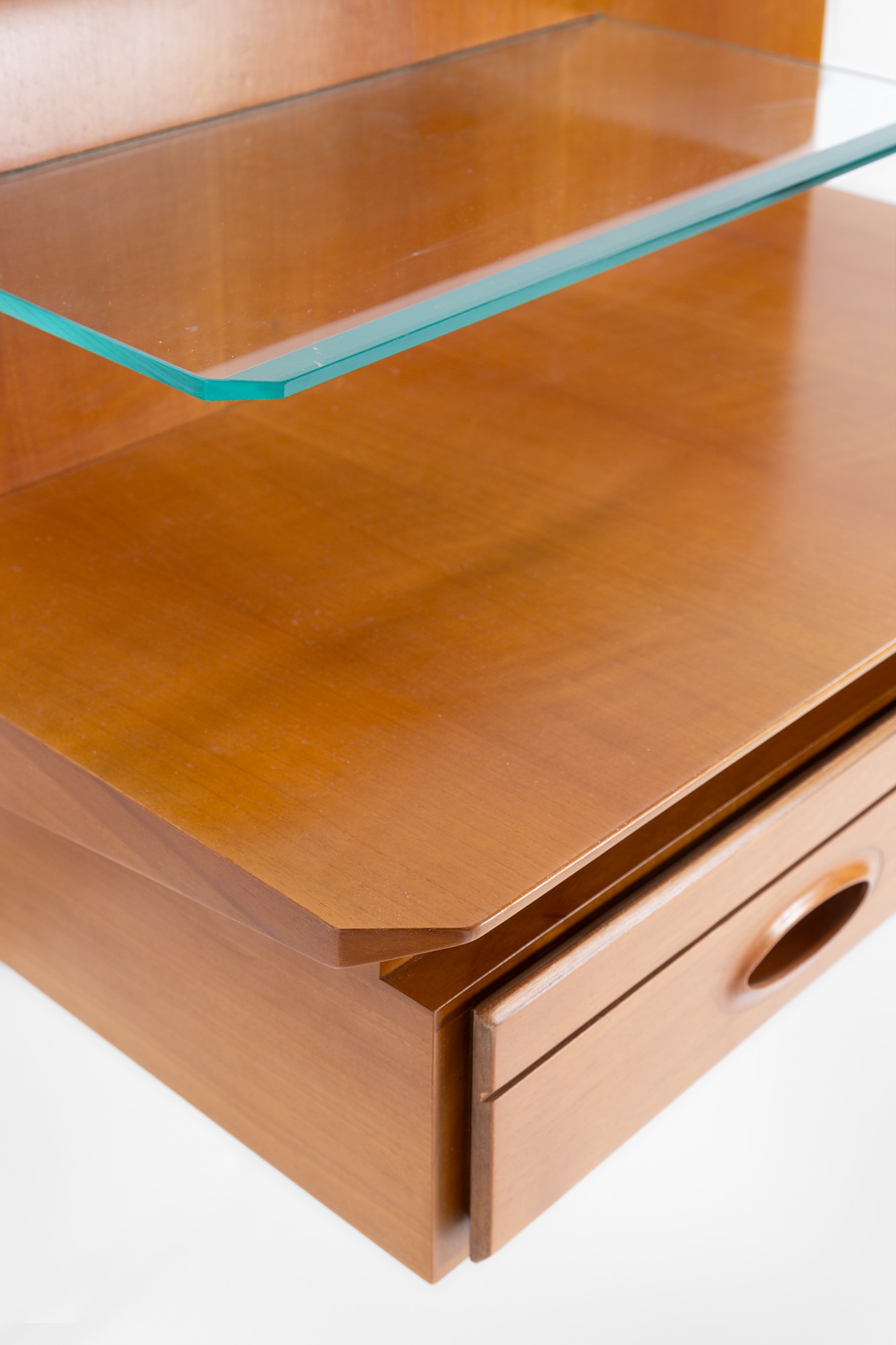 Mobiletto pensile, coppia di comodini in legno impiallacciato con inserto in vetro (ca. 1960)
