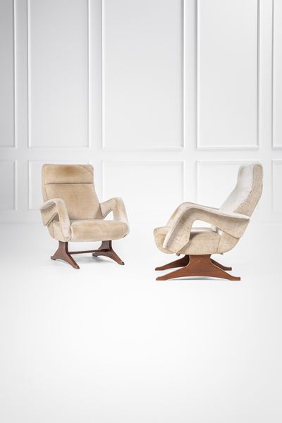 Due poltrone, legno massello sagomato e rivestimento tessile, circa 1960
