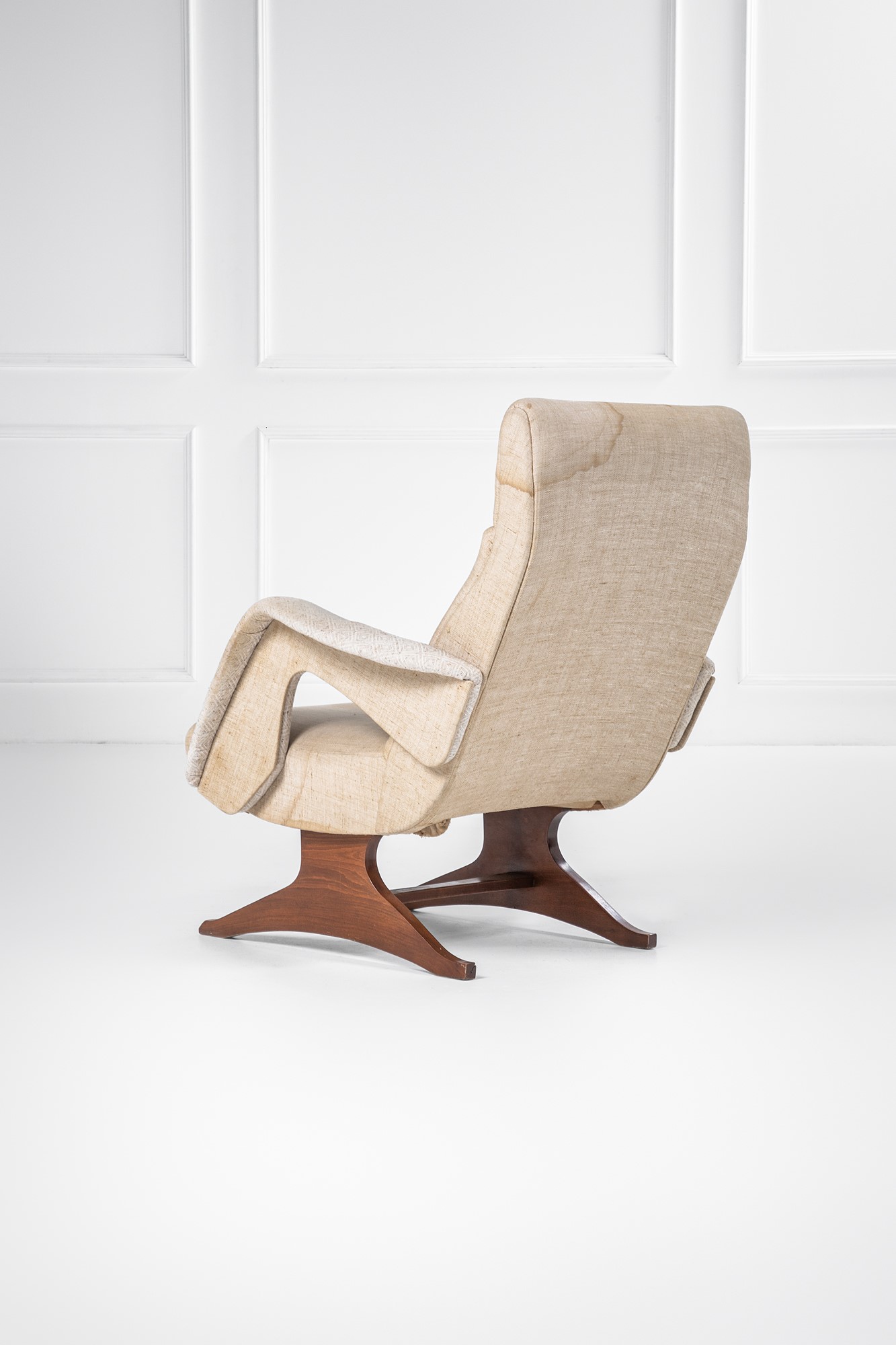 Due poltrone, legno massello sagomato e rivestimento tessile, circa 1960