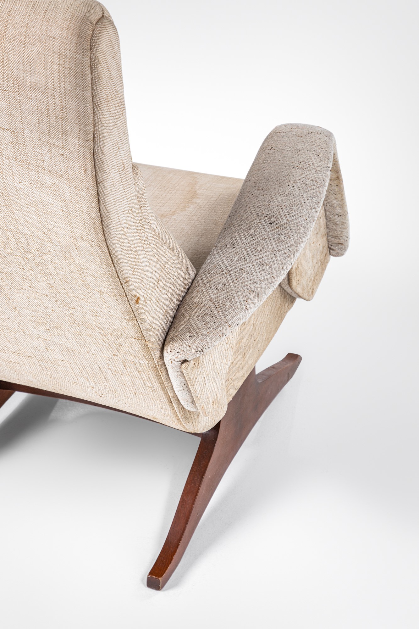 Due poltrone, legno massello sagomato e rivestimento tessile, circa 1960