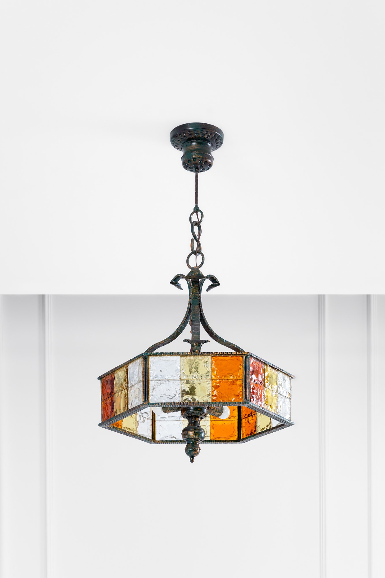 Poliarte (attr.) - Lampadario in metallo martellato con elementi in vetro colorato e trasparente