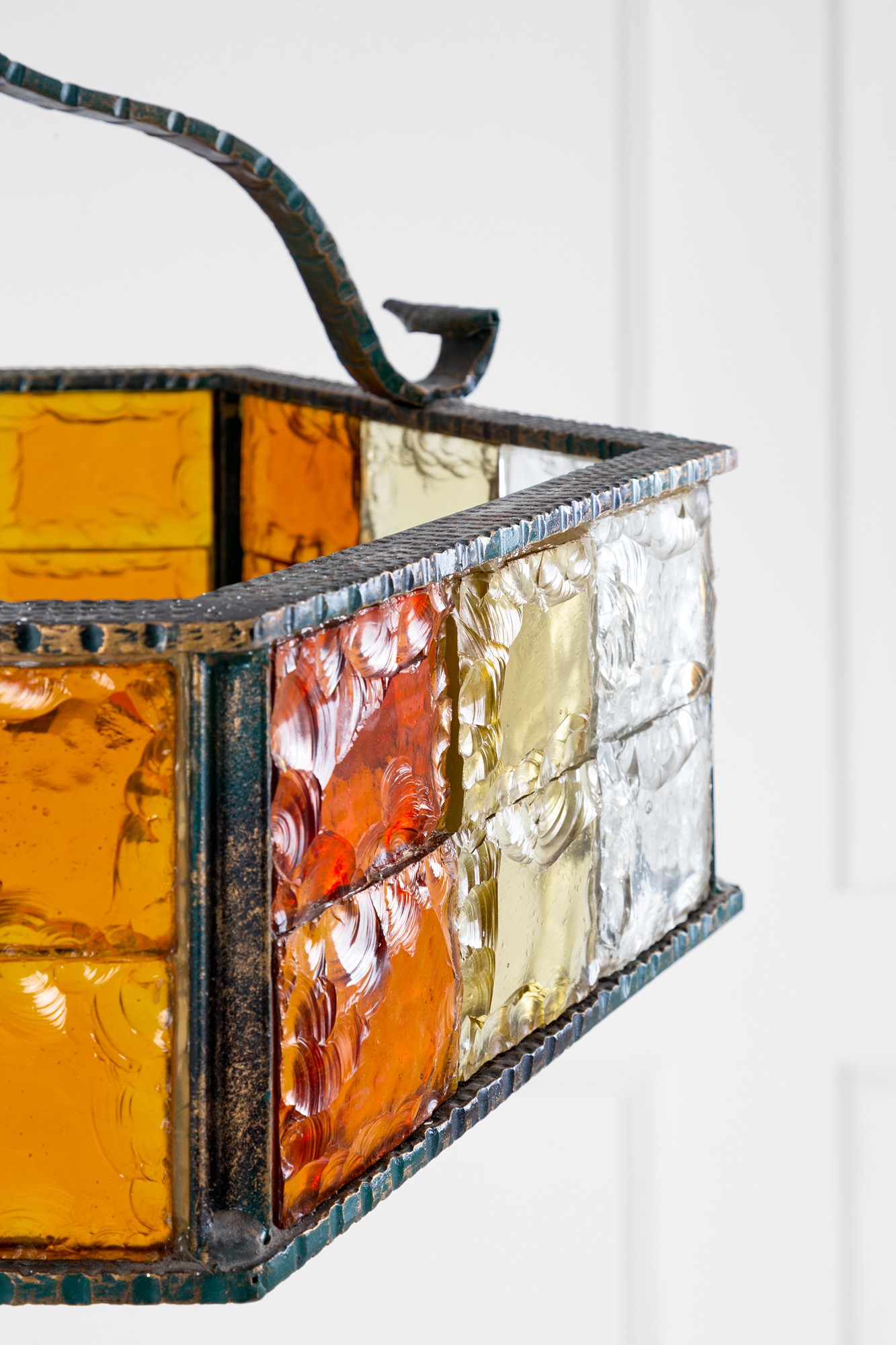 Poliarte (attr.) - Lampadario in metallo martellato con elementi in vetro colorato e trasparente