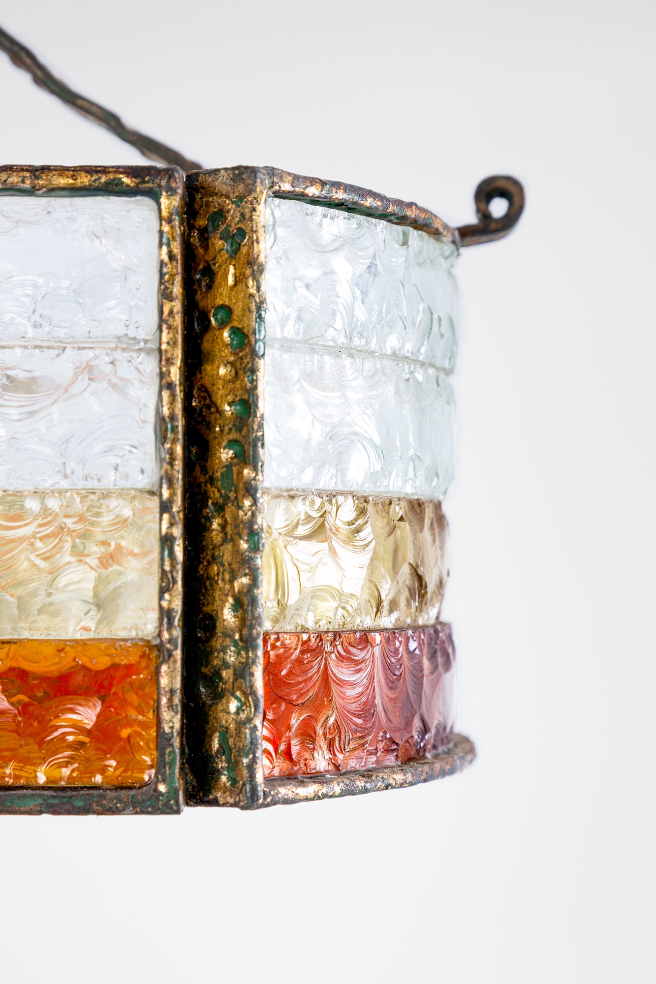 Poliarte - Lampadario in metallo martellato con finitura rame e vetri colorati