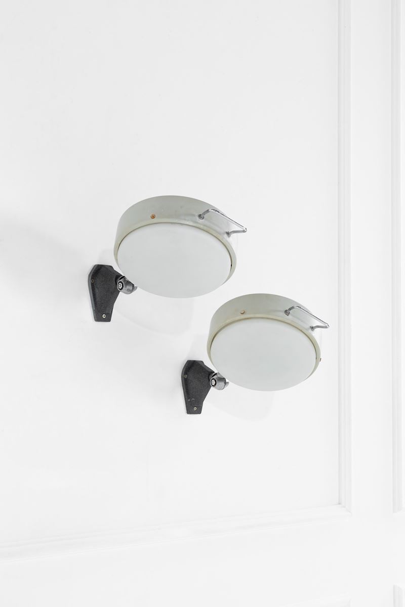 Stilnovo - Due lampade da parete orientabili, metallo verniciato e vetro opalino, circa 1960