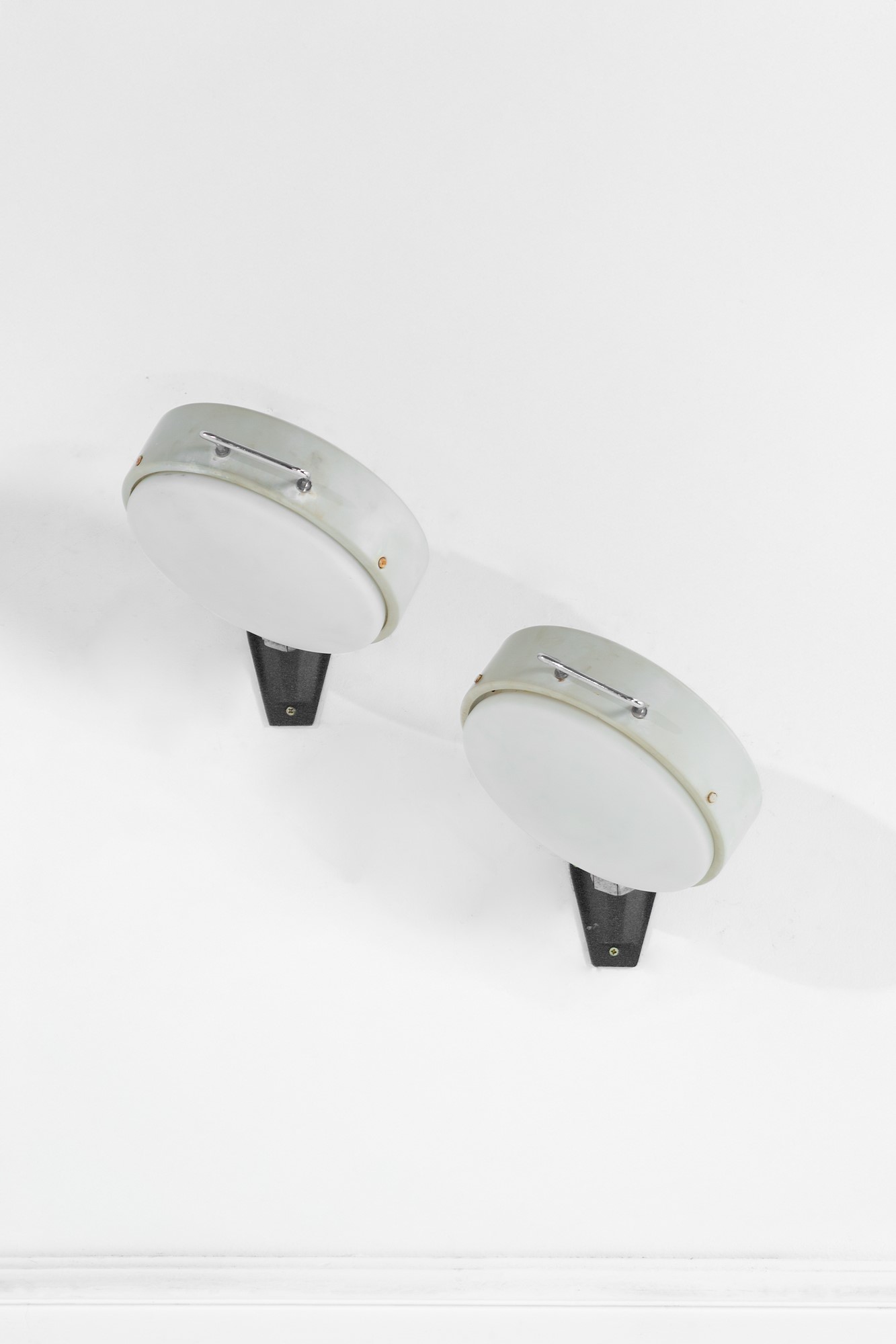 Stilnovo - Due lampade da parete orientabili, metallo verniciato e vetro opalino, circa 1960