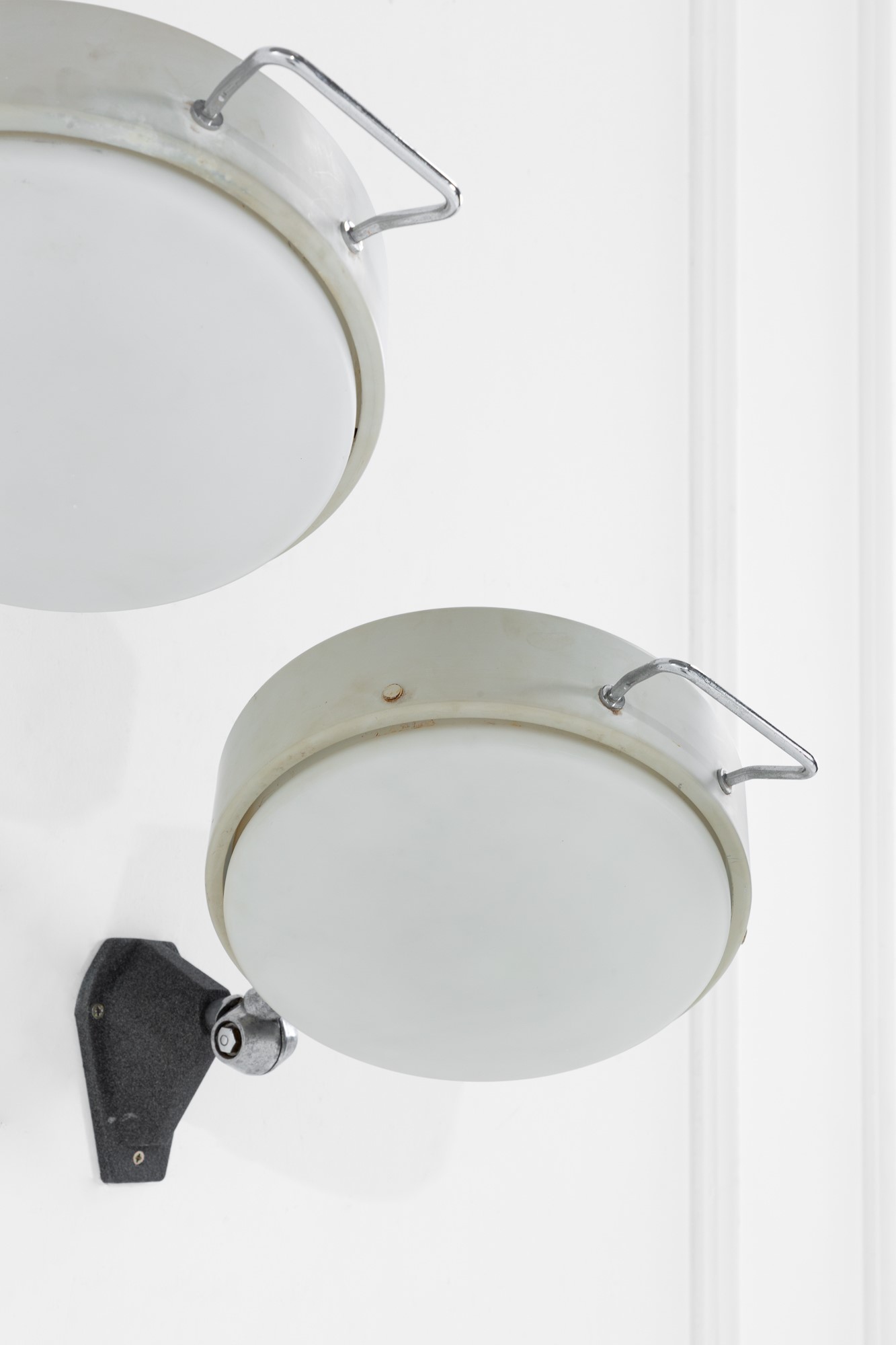 Stilnovo - Due lampade da parete orientabili, metallo verniciato e vetro opalino, circa 1960
