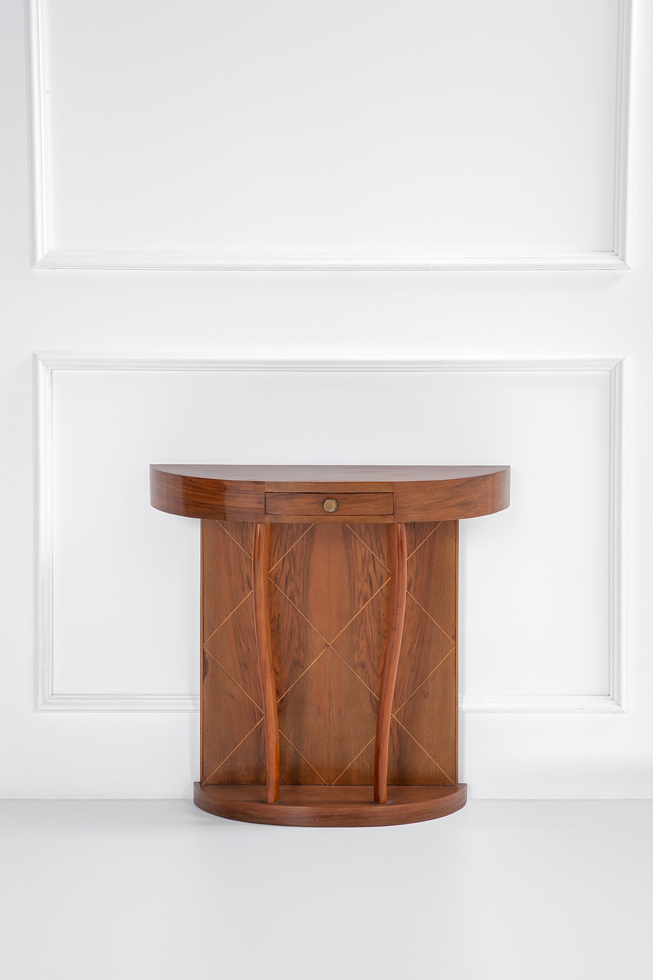 Console, in legno impiallacciato, massello e intarsiato a motivi di losanghe (circa 1940)