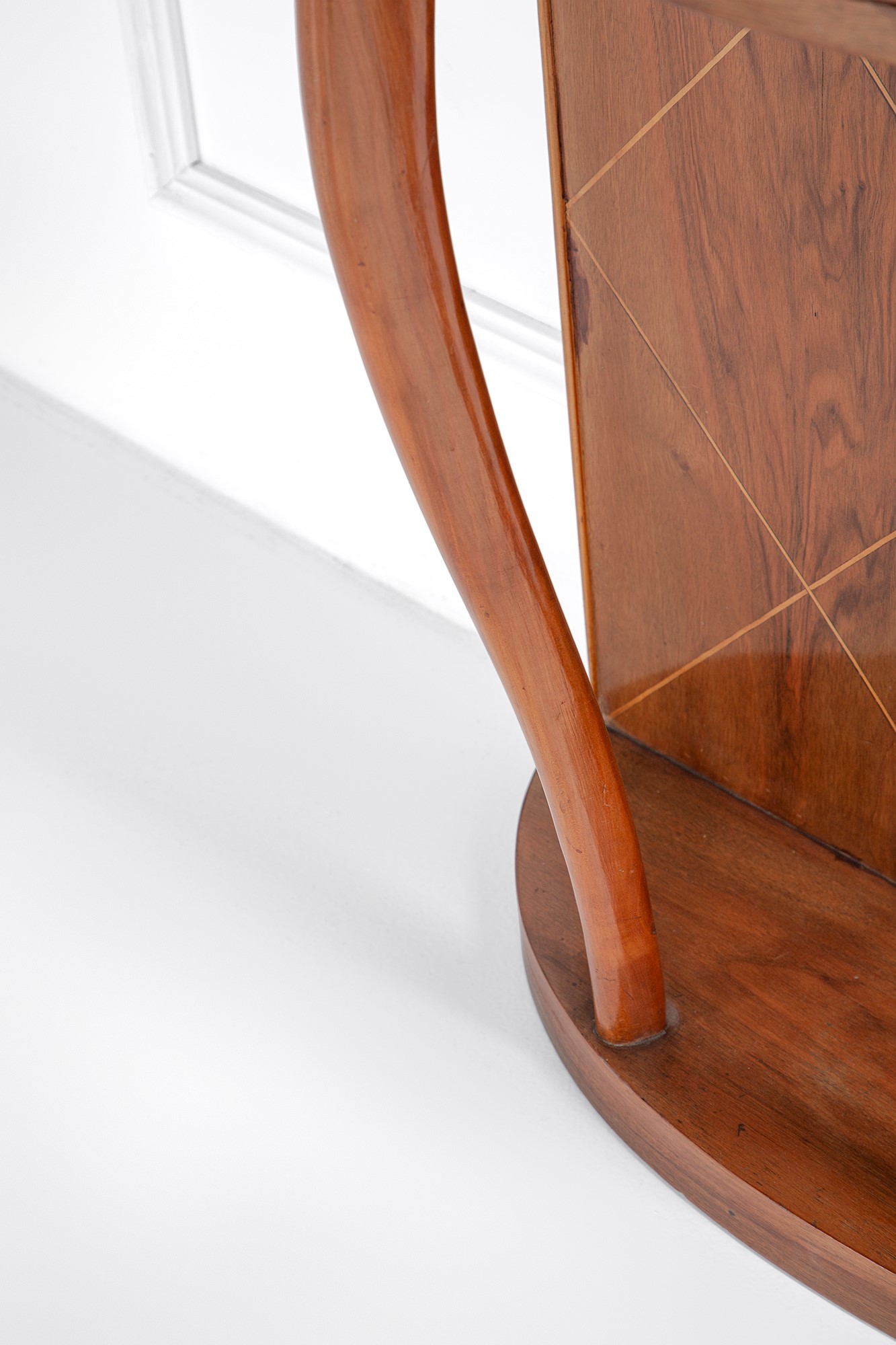 Console, in legno impiallacciato, massello e intarsiato a motivi di losanghe (circa 1940)