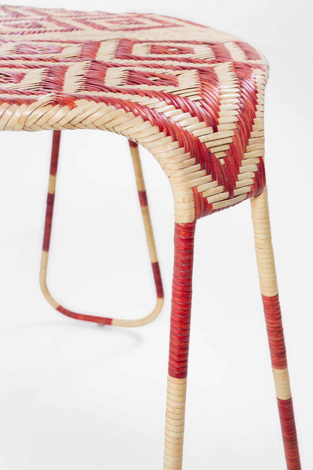 Patricia Urquiola - Tavolini modello Flo (set di dieci), metallo, rattan naturale e tinto rosso