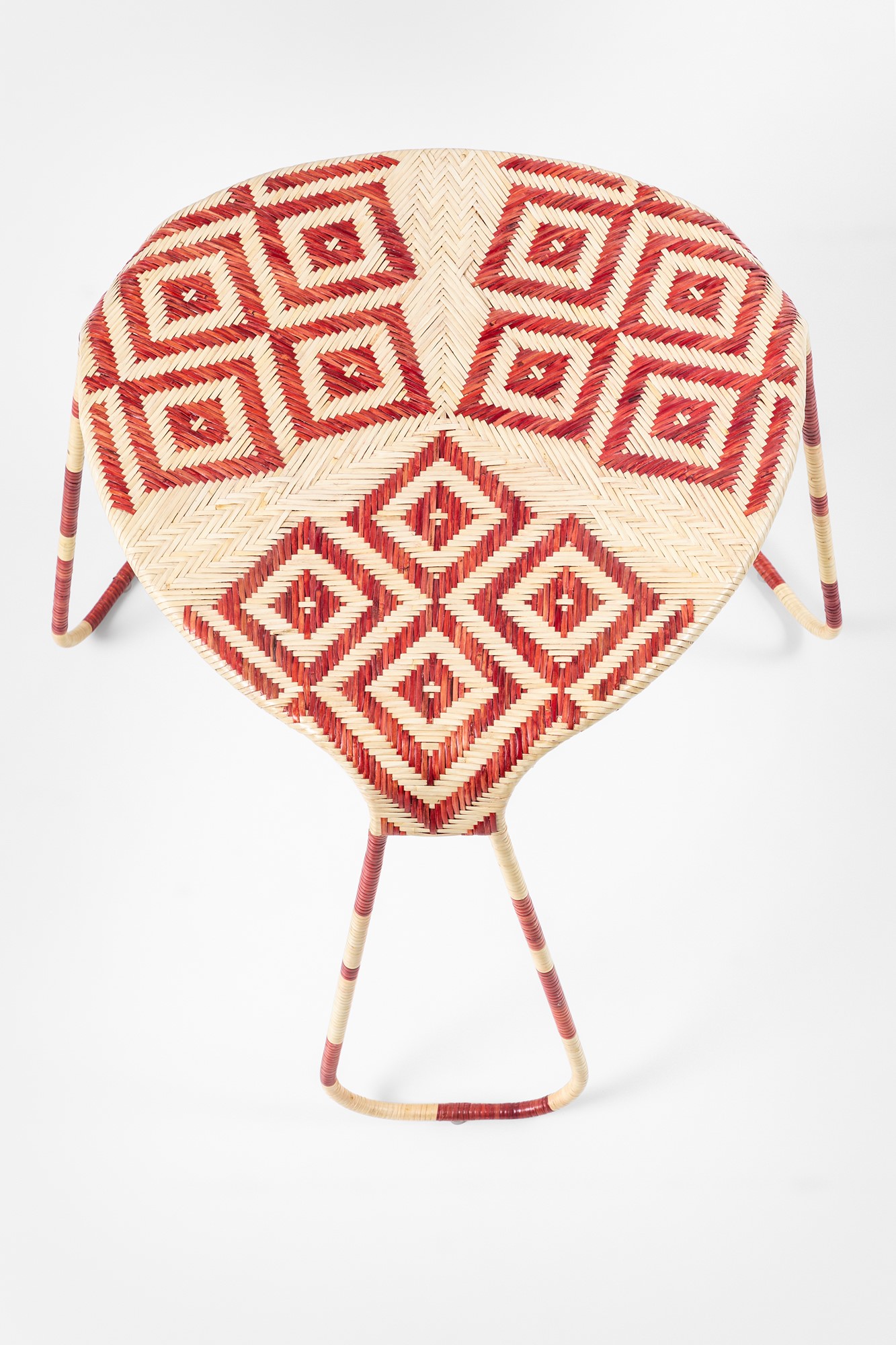 Patricia Urquiola - Tavolini modello Flo (set di dieci), metallo, rattan naturale e tinto rosso
