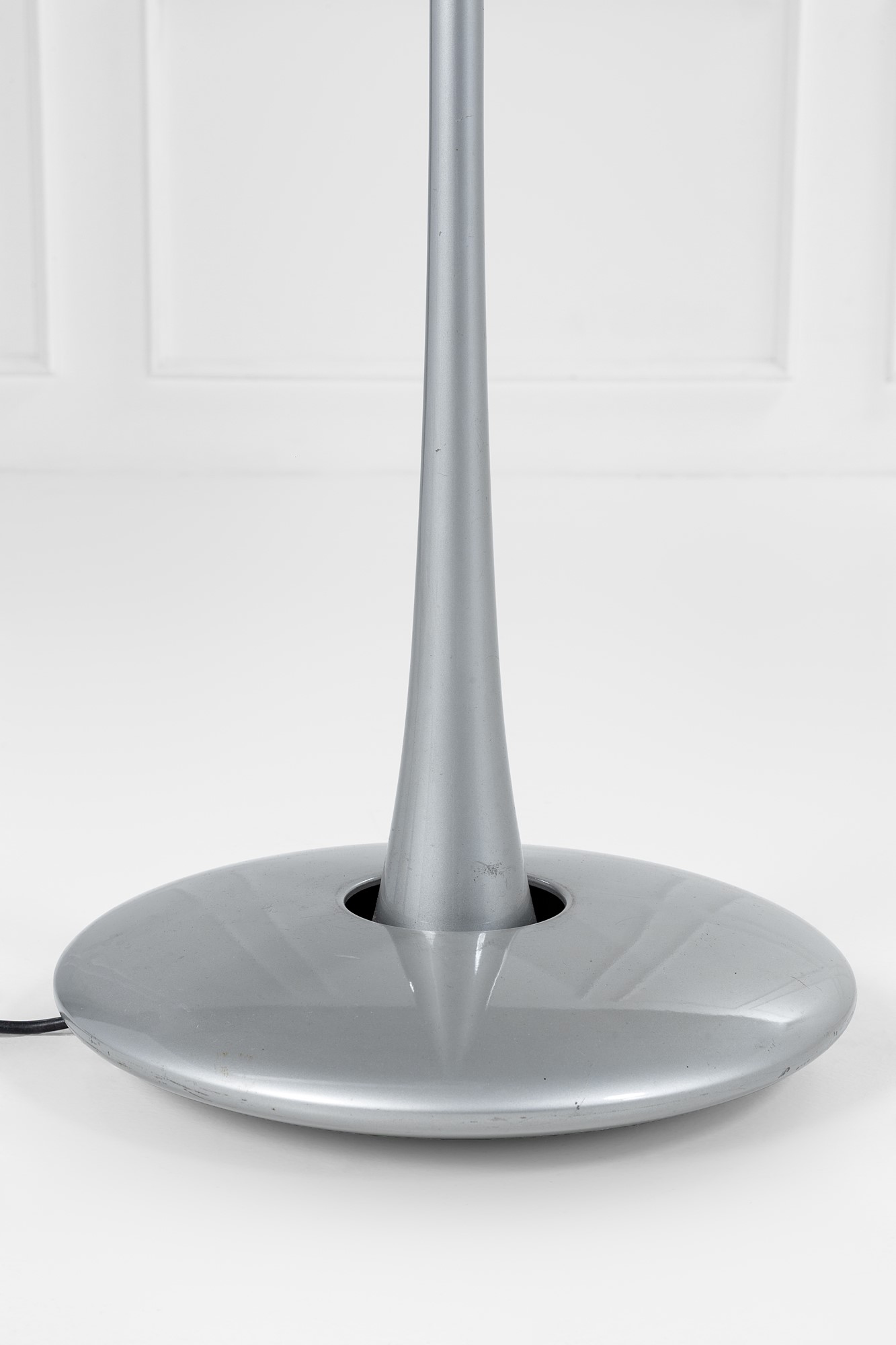 Marc Newson - Lampada da terra modello Helice, alluminio verniciato argento