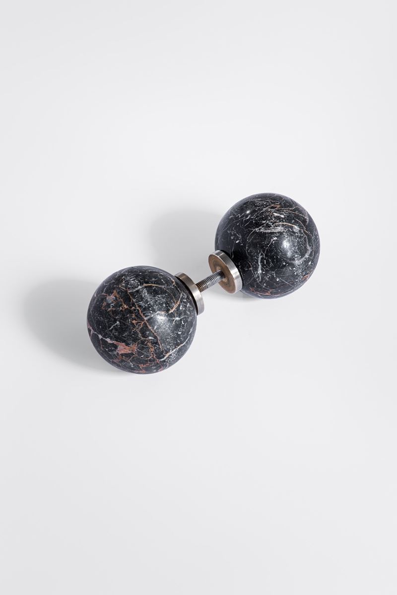Marmo tornito e metallo, Due pomoli
