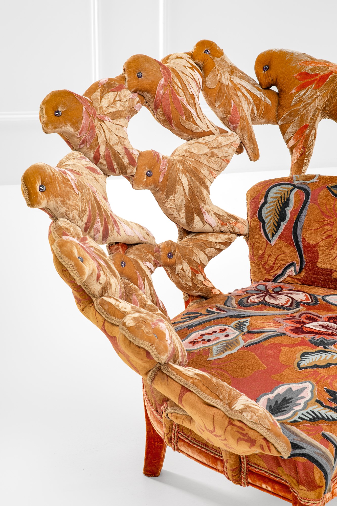 Carla Tolomeo - Flying in the Sun. Seduta scultura (velluti in seta, ritagli Pierre Frey, perle i...