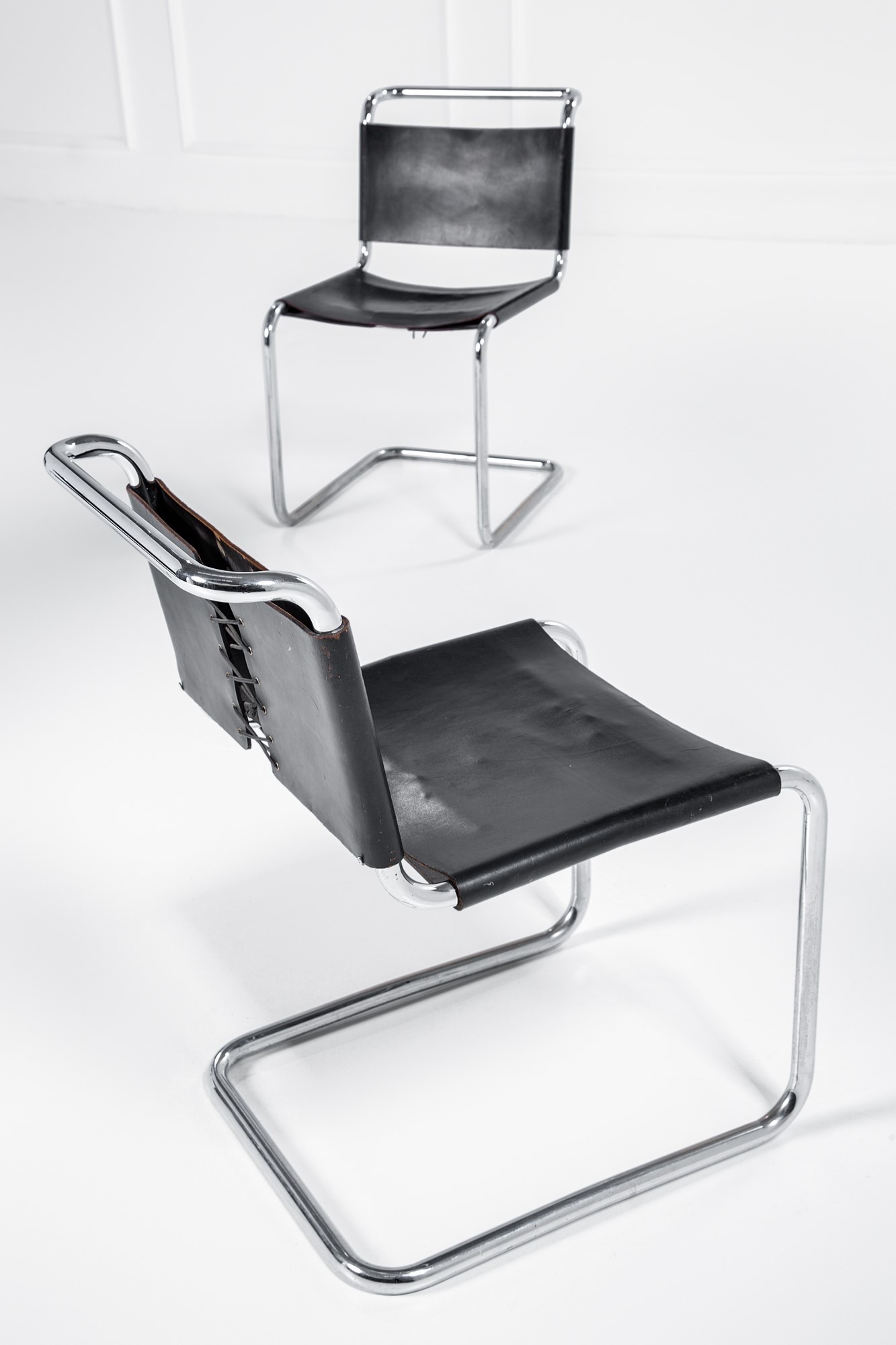 Marcel Breuer - Quattro sedie mod. B33, tubolare d’acciaio e rivestimento in pelle