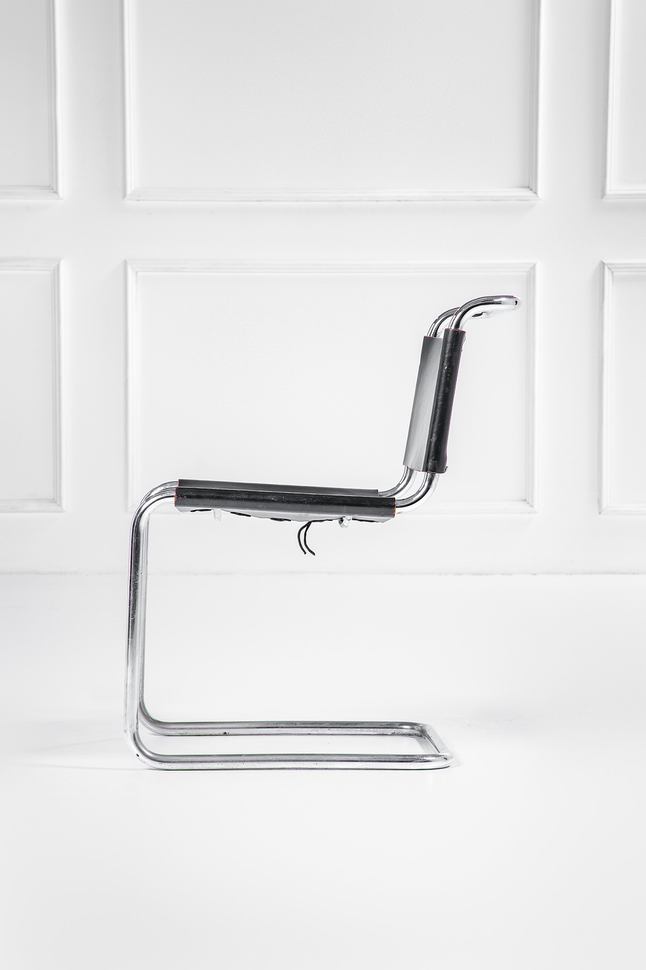 Marcel Breuer - Quattro sedie mod. B33, tubolare d’acciaio e rivestimento in pelle