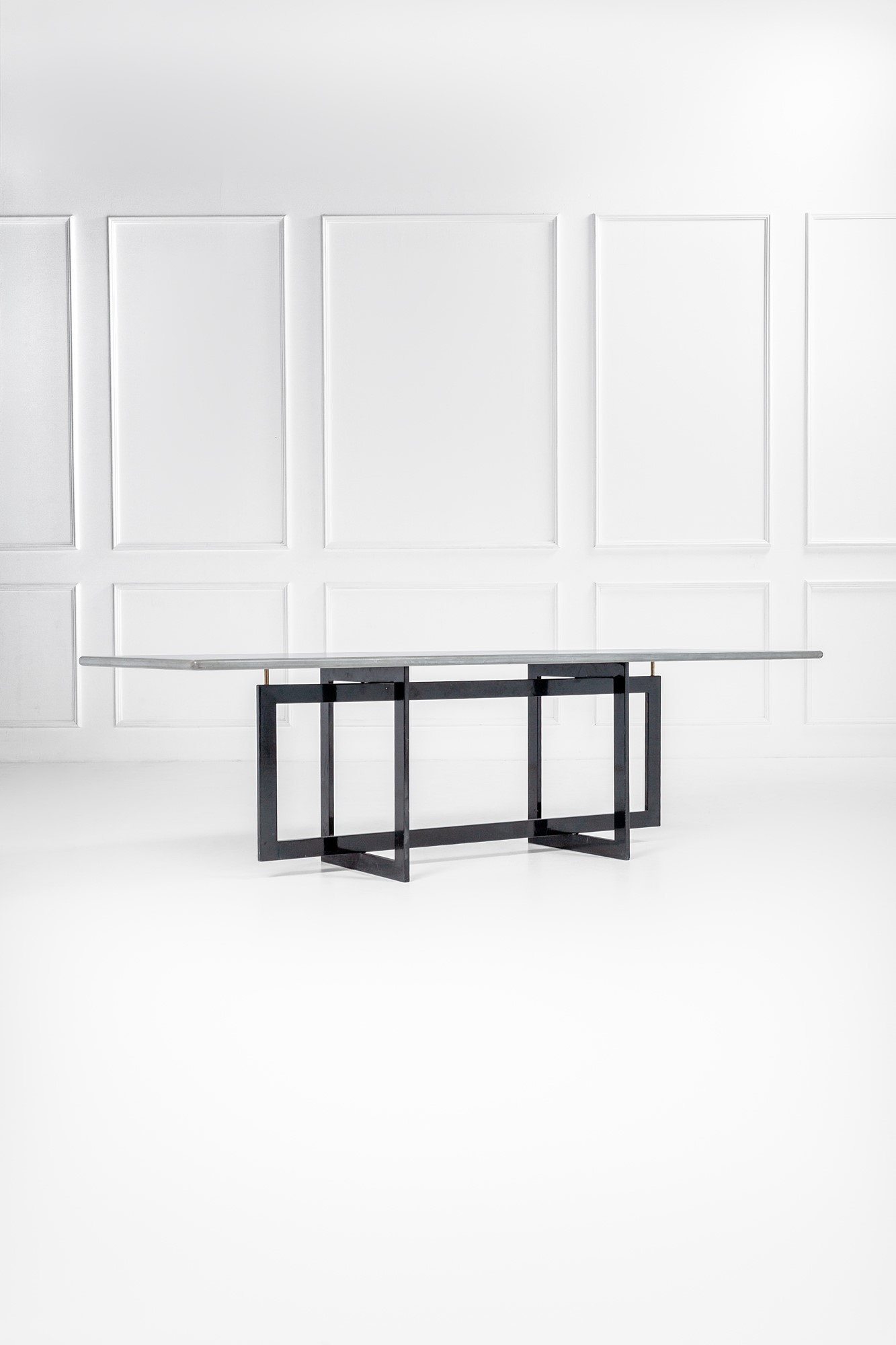 Icf - Grande tavolo da pranzo in ferro, ottone e pietra (produzione ca. 1970)