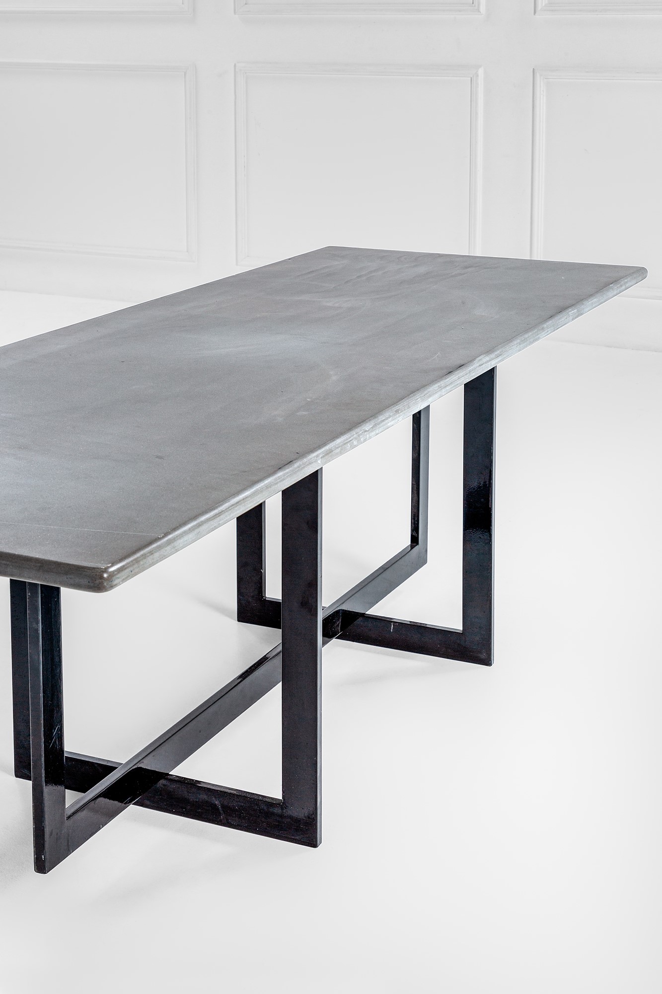 Icf - Grande tavolo da pranzo in ferro, ottone e pietra (produzione ca. 1970)