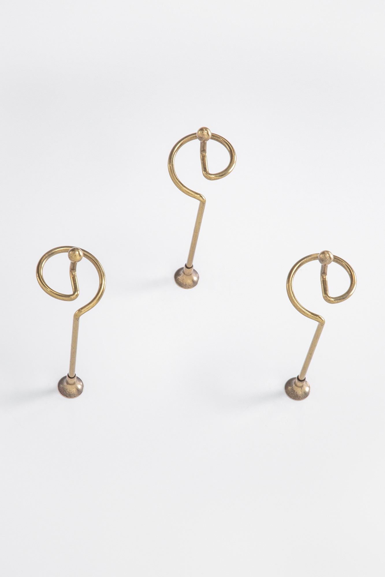Sei ganci appendiabiti da parete in ottone, circa 1950