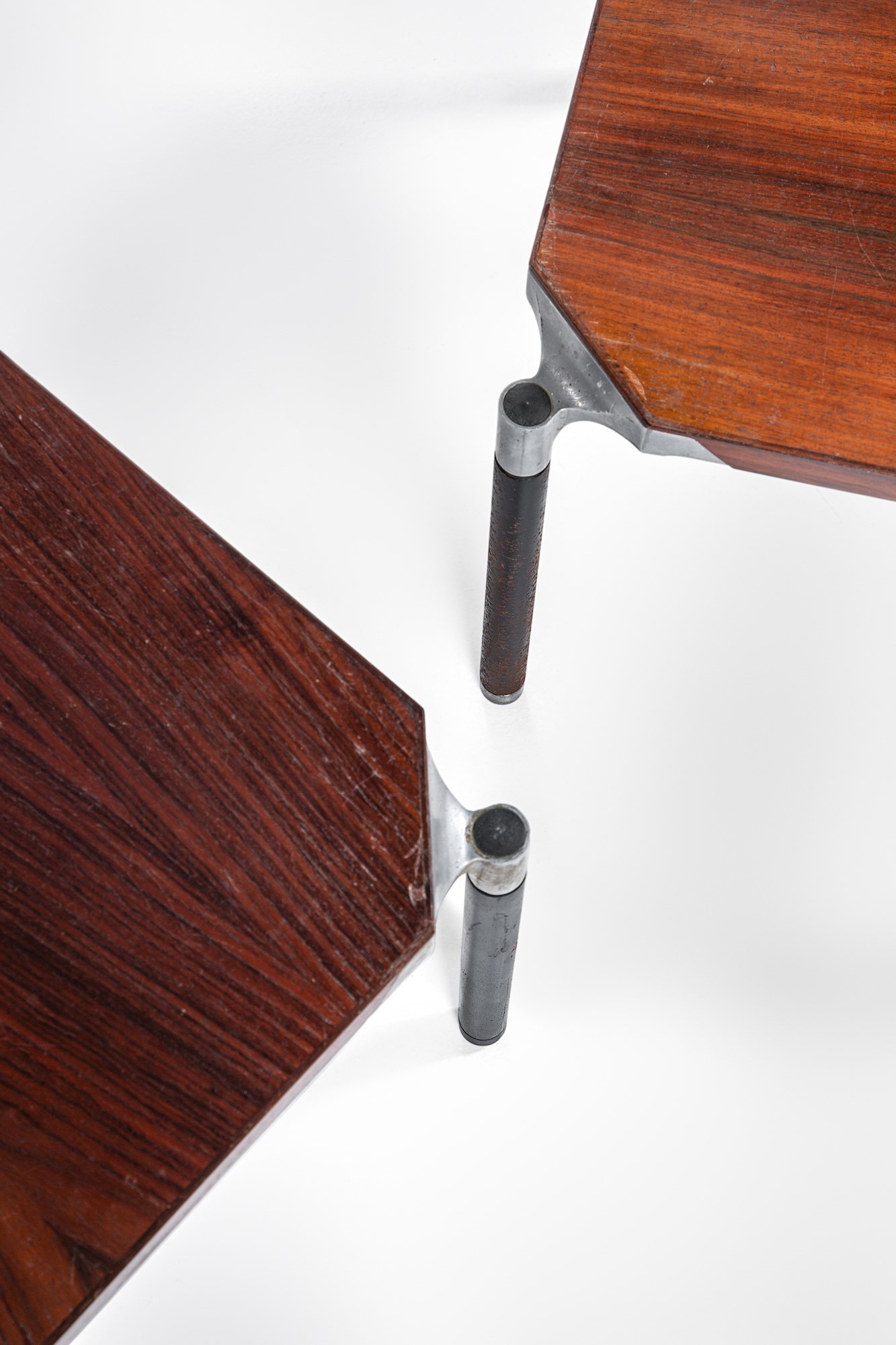 M.I.M. - Due tavolini in legno impiallacciato, alluminio pressofuso e metallo verniciato