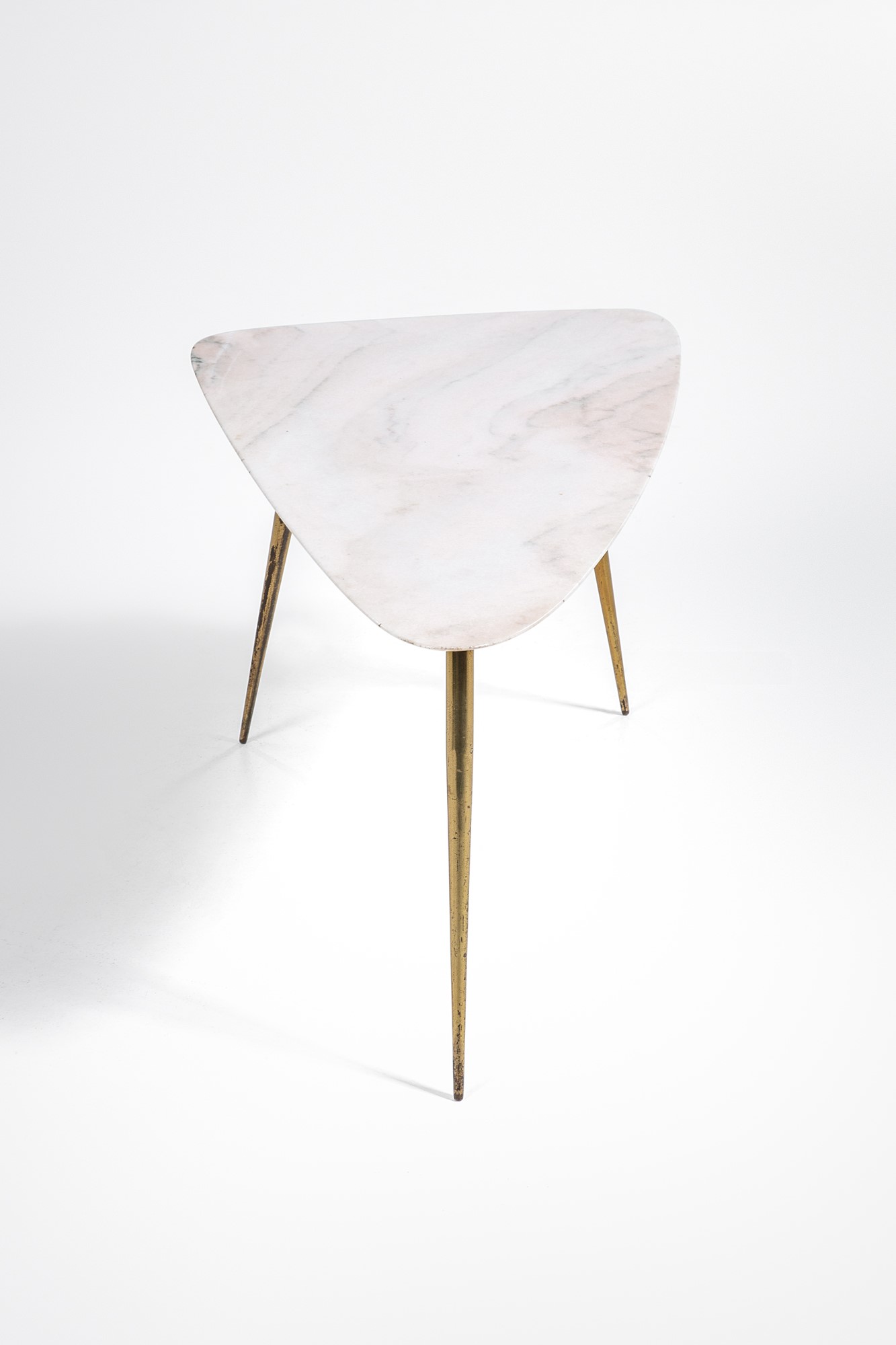 Tavolino a plettro, ottone lucido e marmo (c. 1950)