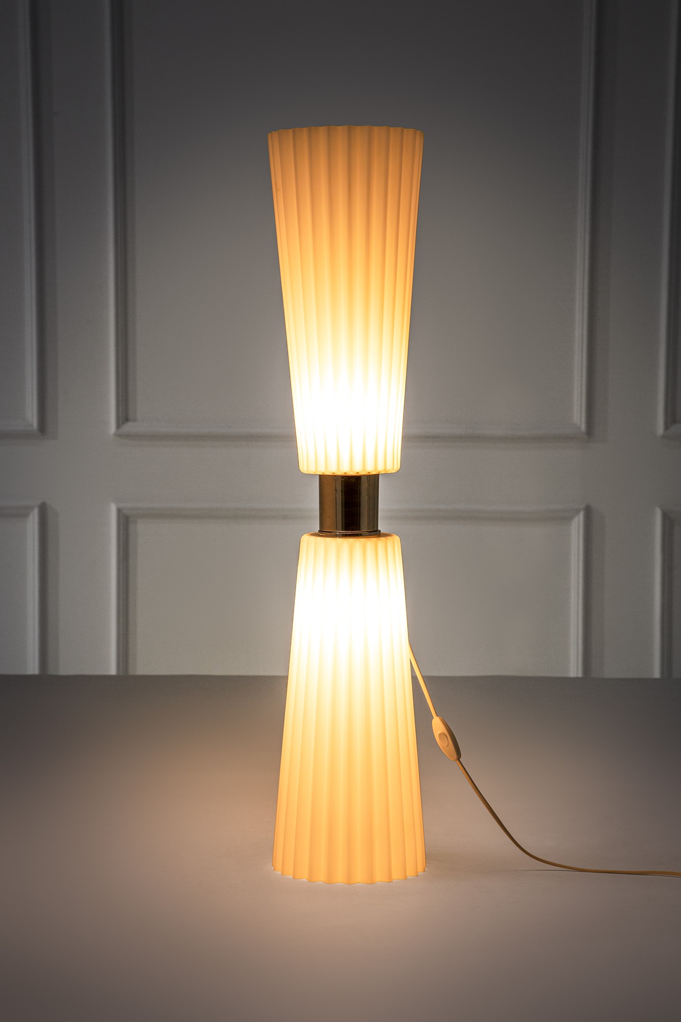 Lampada da tavolo, metallo cromato e vetro opalino plissettato, anni 1970 ca.