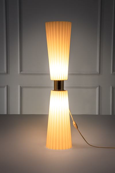 Lampada da tavolo, metallo cromato e vetro opalino plissettato, anni 1970 ca.