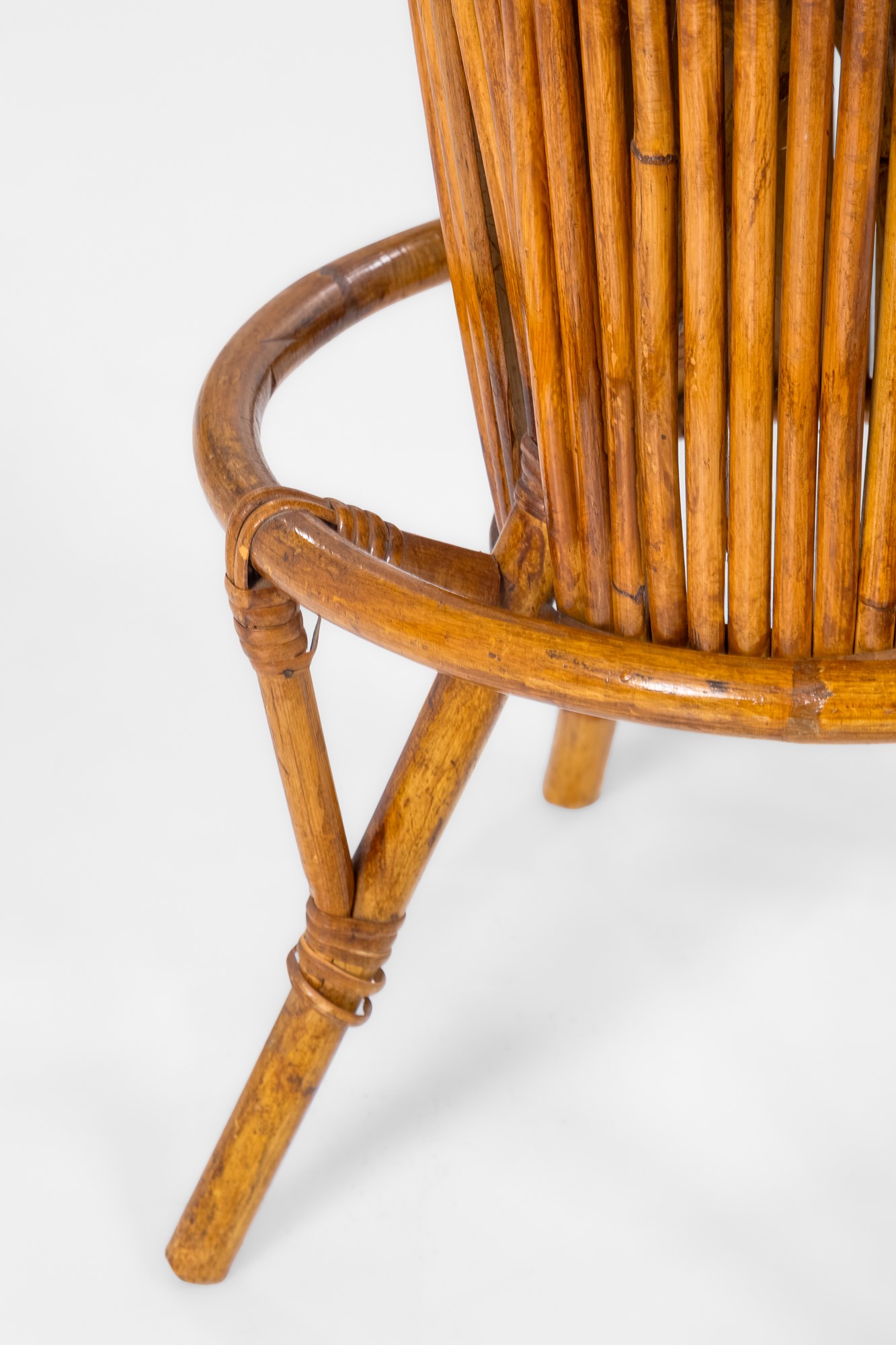 Tito Agnoli (attr.) - Due sgabelli da bar in bamboo, canna d’India e midollino (ca. 1950)