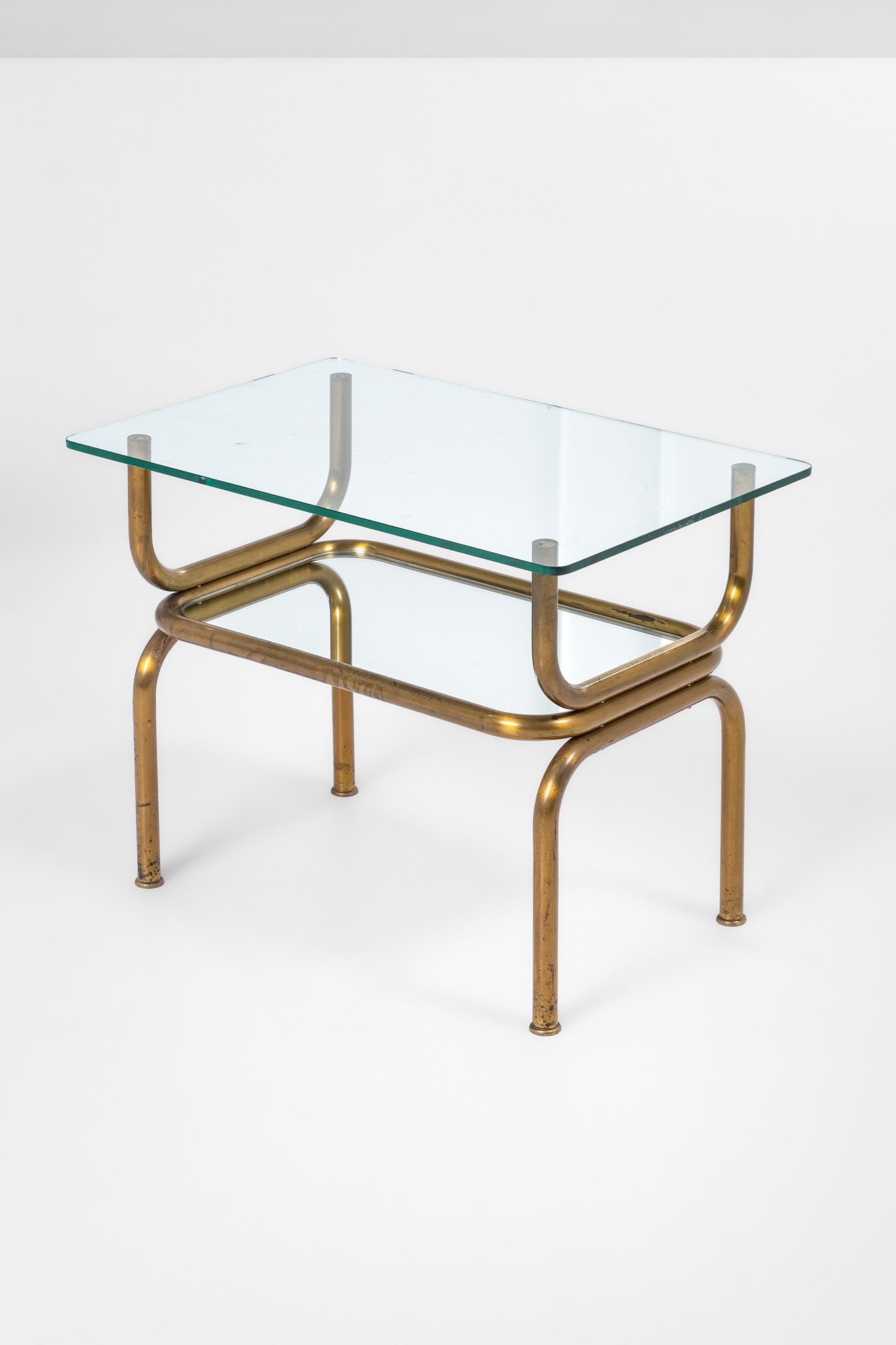 Due tavolini a due piani, ottone lucido e vetro specchiato, cristallo molato (ca. 1970)