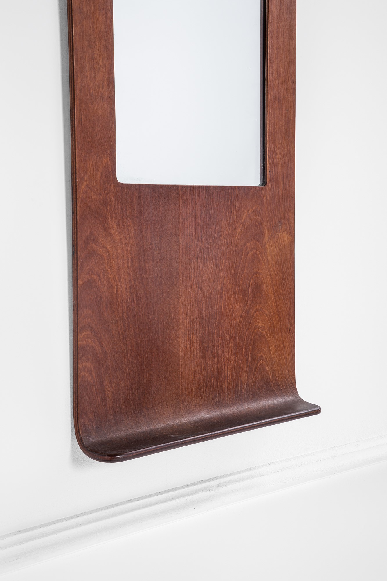 Specchiera, legno curvato e impiallacciato con vetro specchiato, 1960 ca.