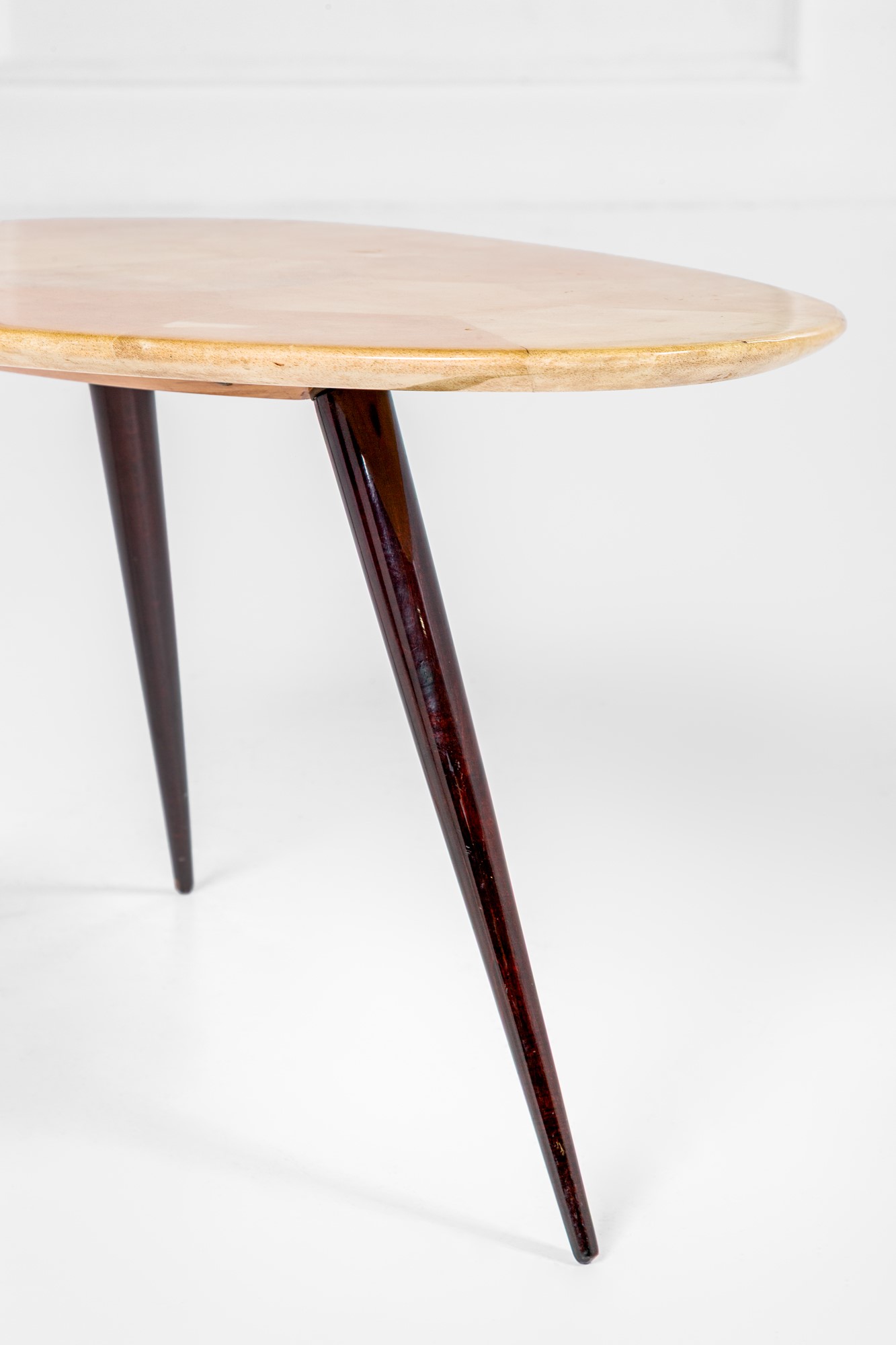 Aldo Tura (attr.) - Tavolino a plettro in pergamena, legno tornito ebanizzato (ca. 1950)
