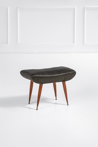 Sgabello in legno grissinato, ottone lucido e rivestimento tessile