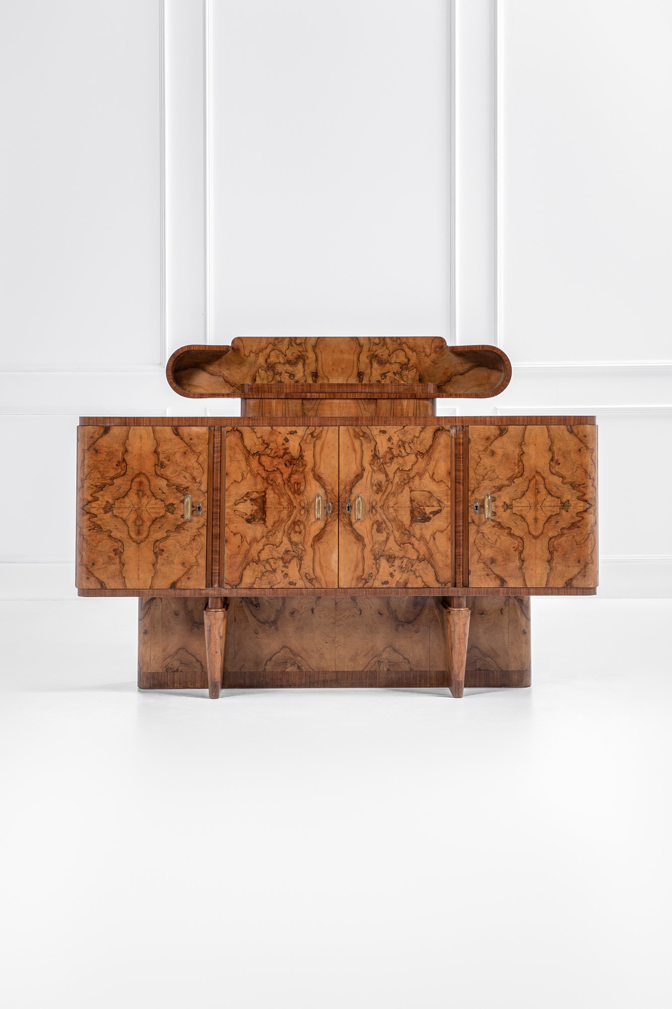 Cabinet con alzata