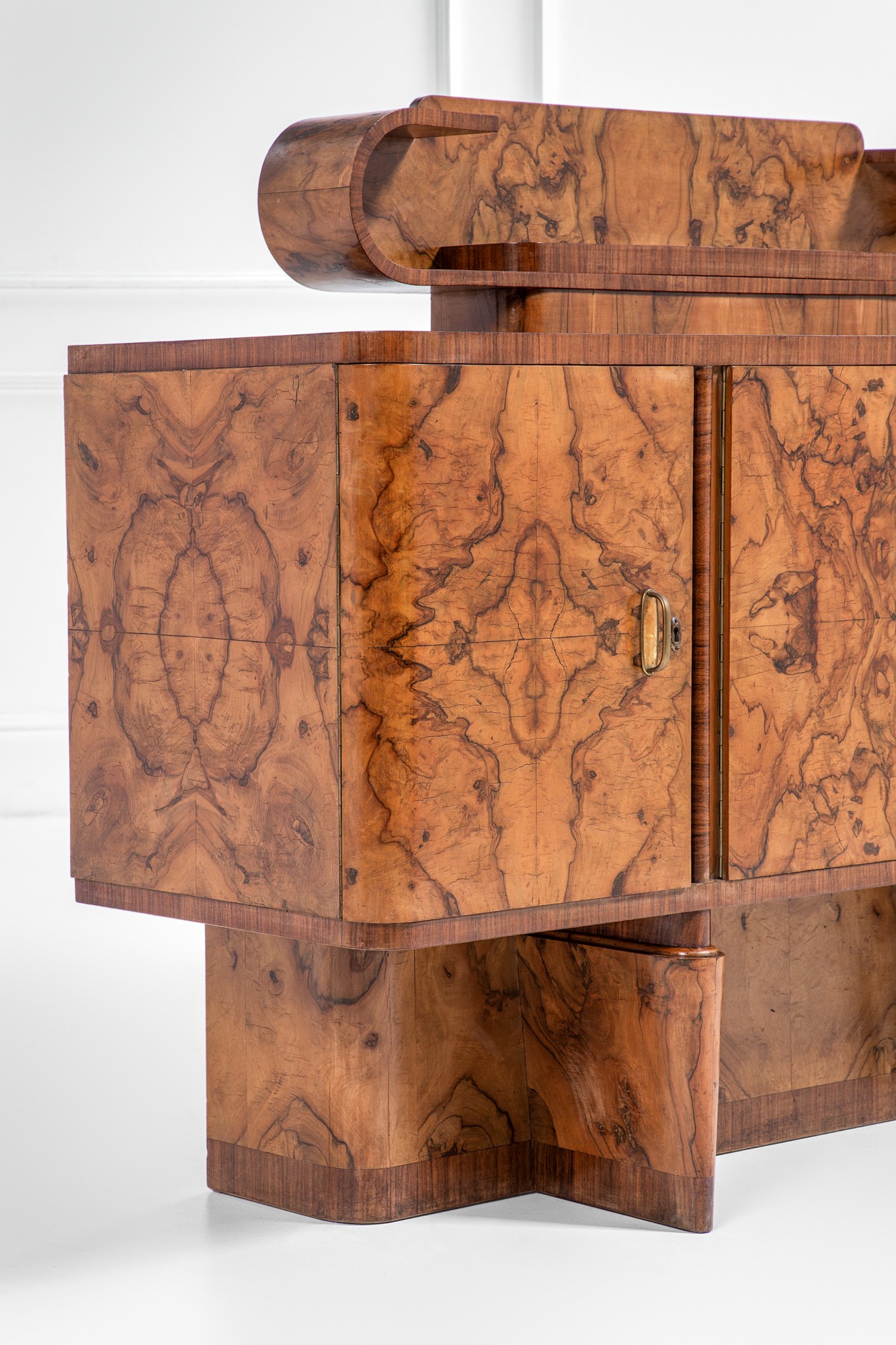 Cabinet con alzata